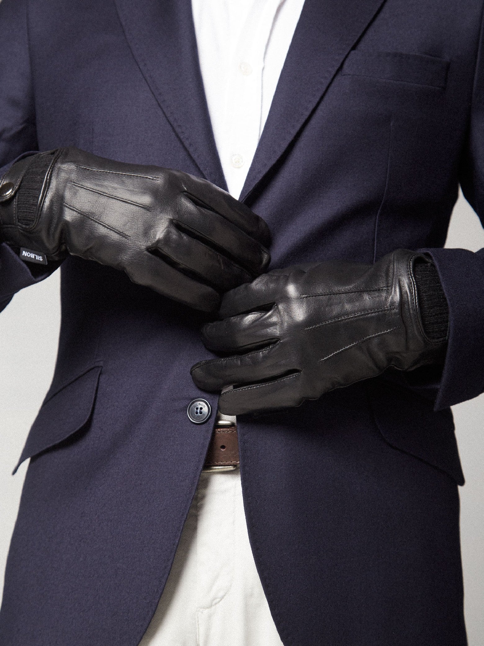 Consejos de estilo para llevar guantes de piel de hombre