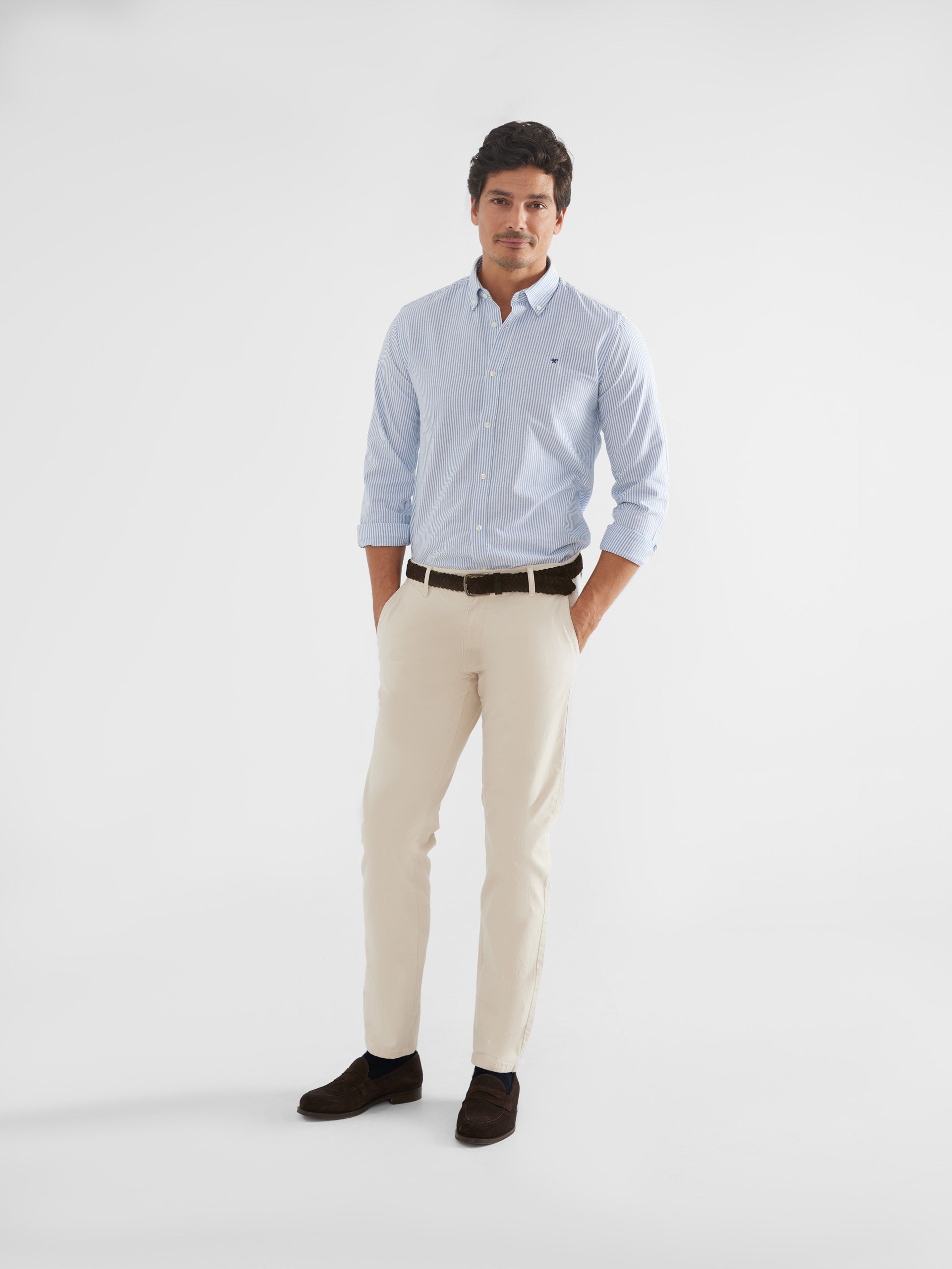 Pantalon azul camisa online blanca