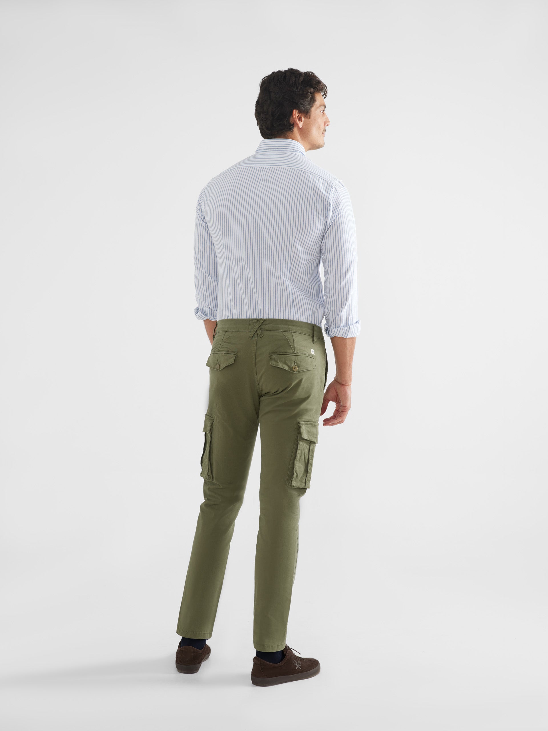 Outfit pantalon verde online hombre casual