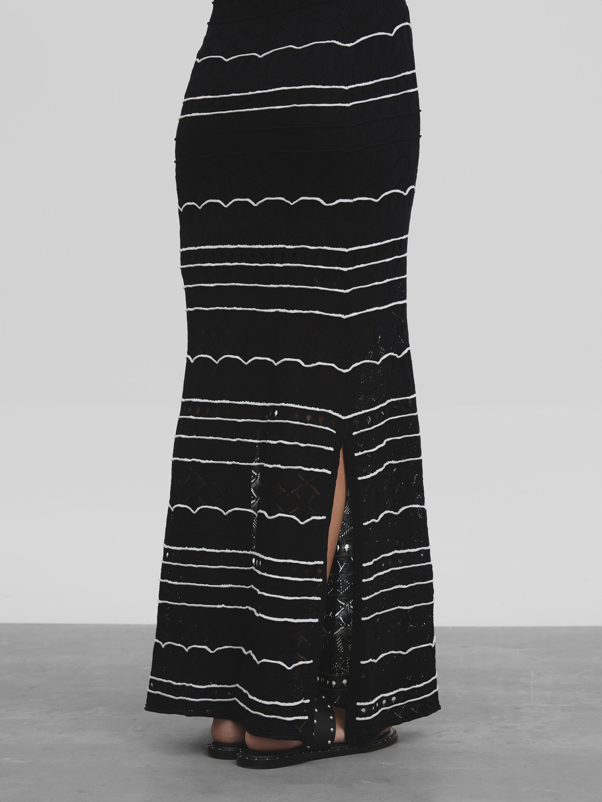 Robe longue en maille rayée noire et blanche