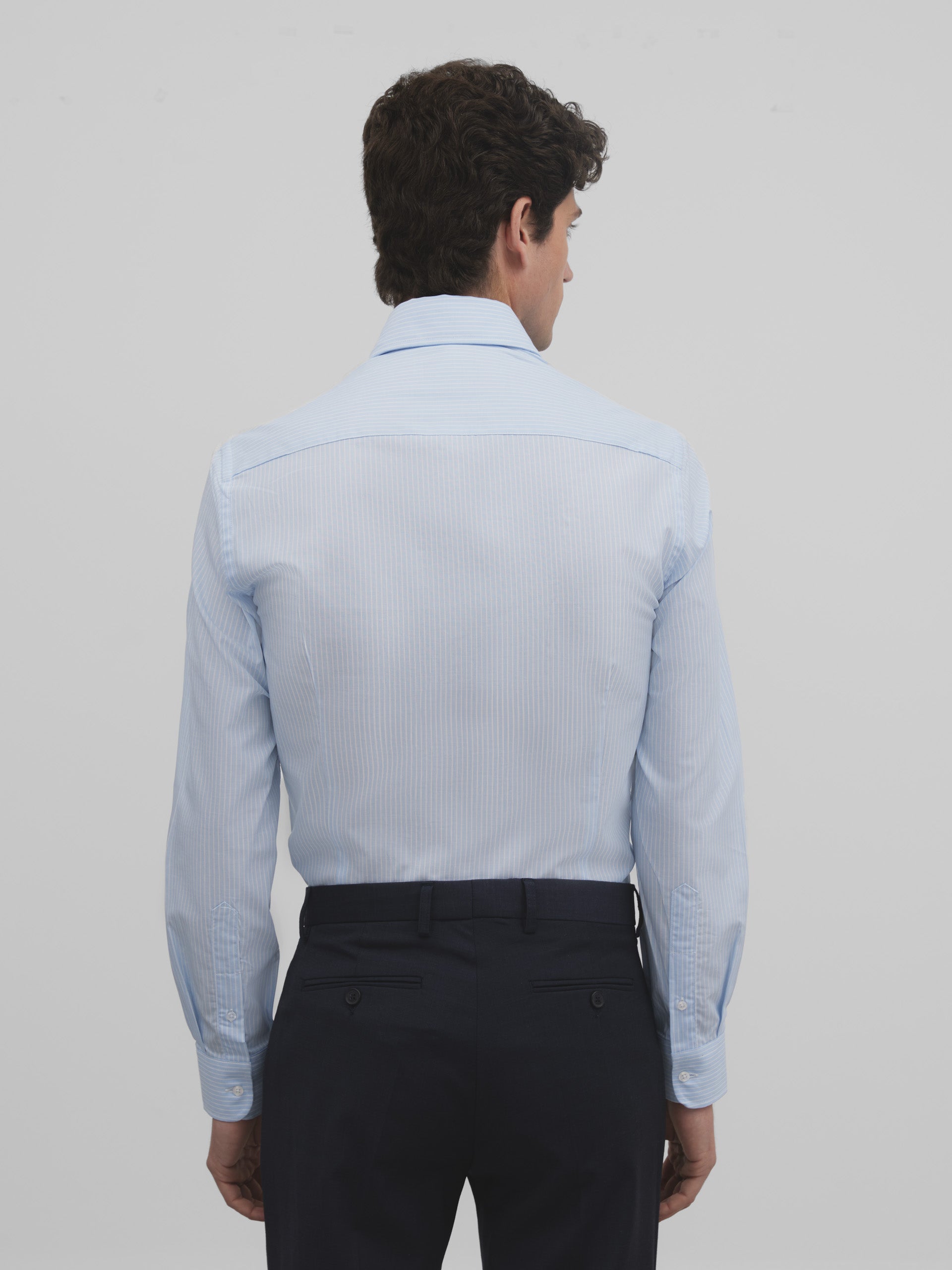 Chemise de ville bleu clair à rayures blanches