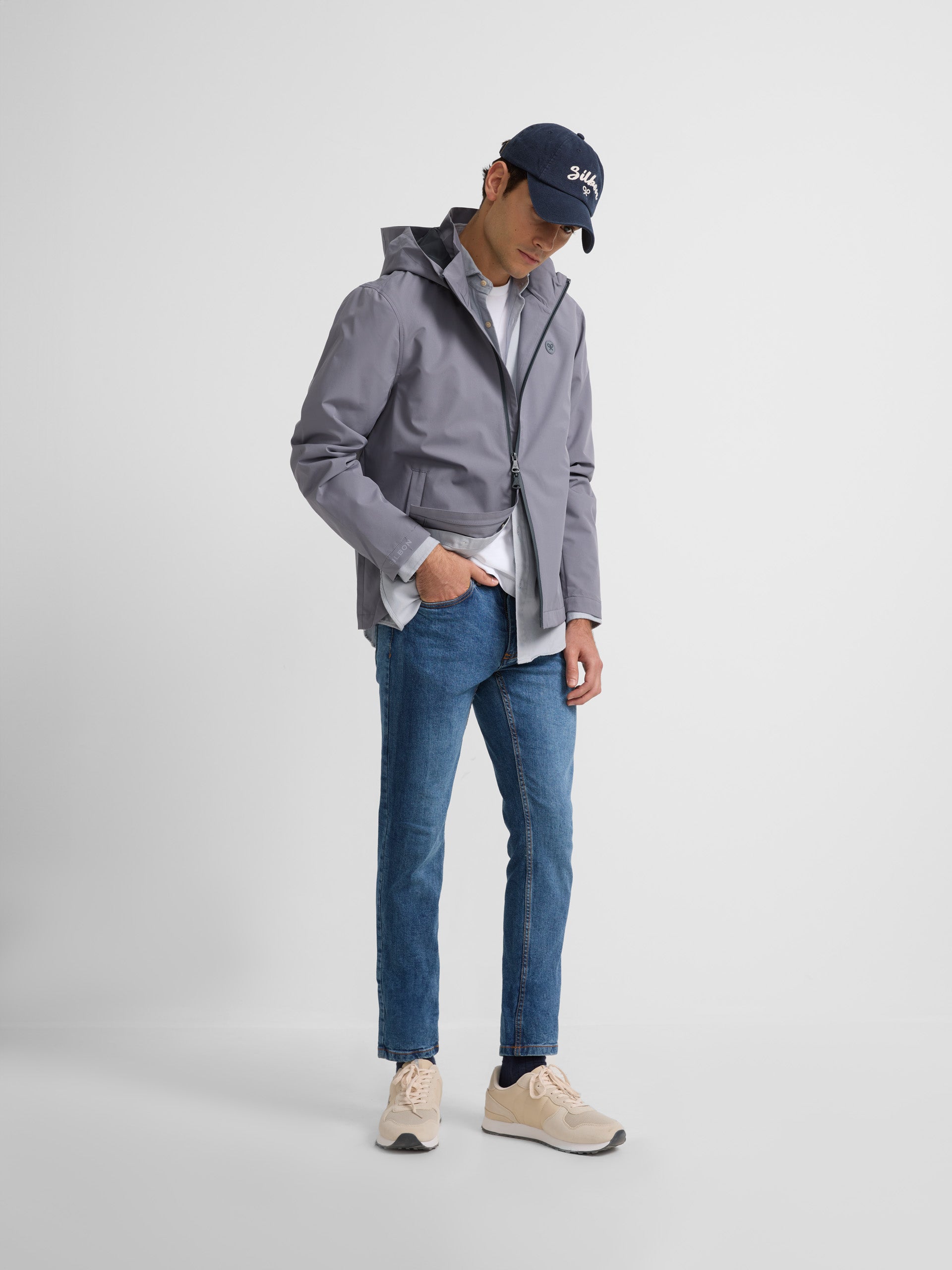 Chaqueta cortavientos capucha gris