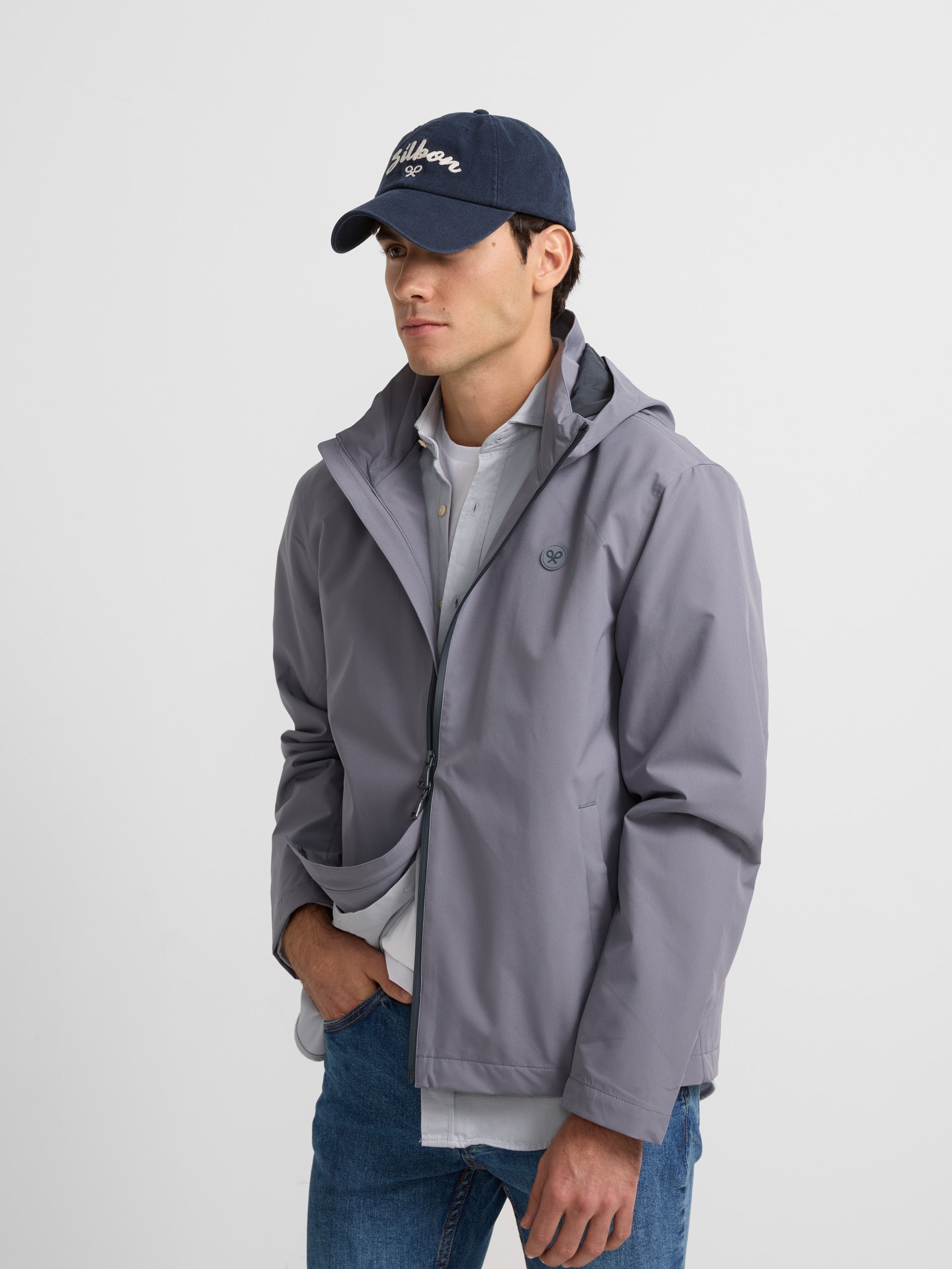 Chaqueta cortavientos capucha gris