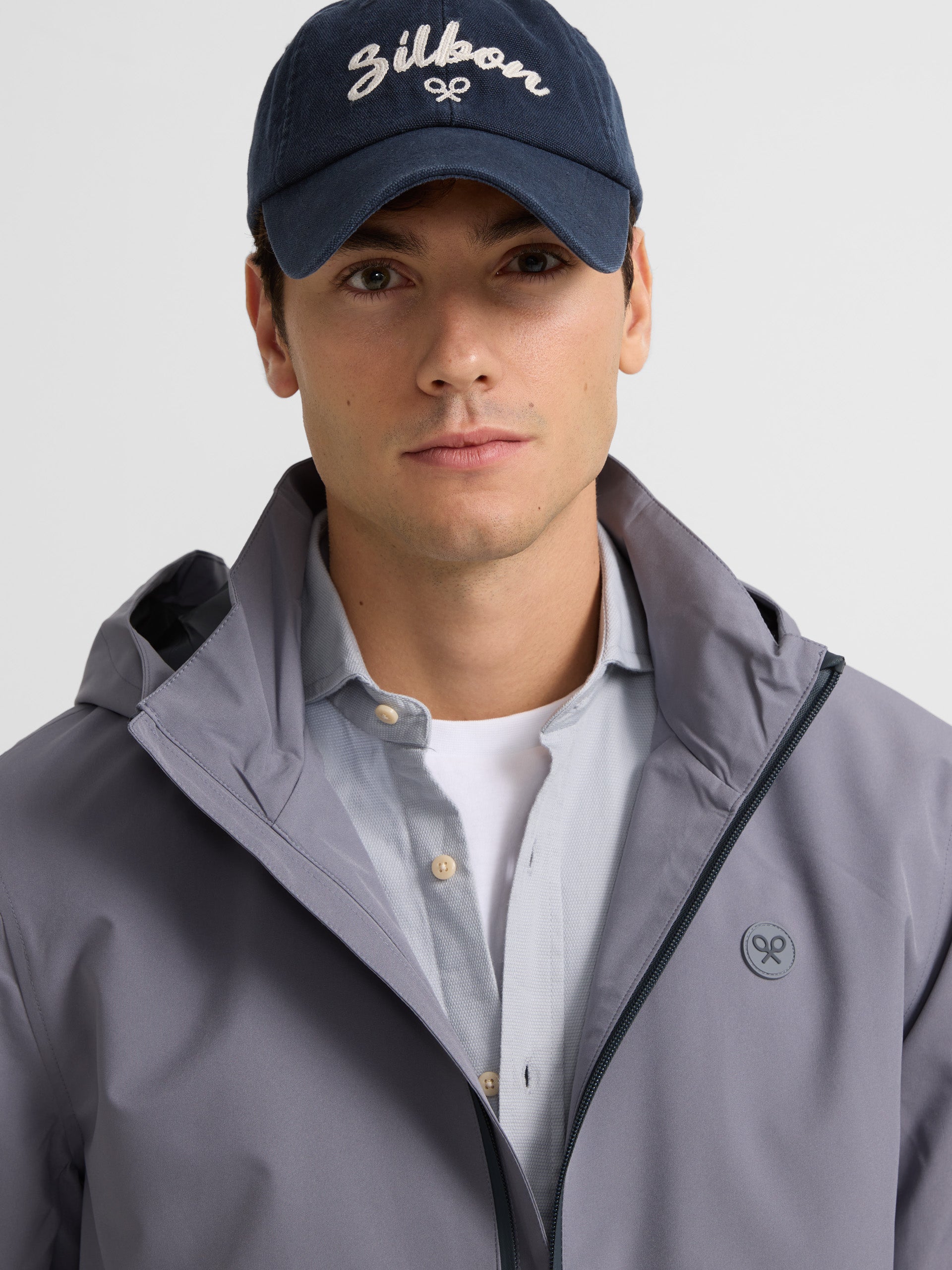 Chaqueta cortavientos capucha gris