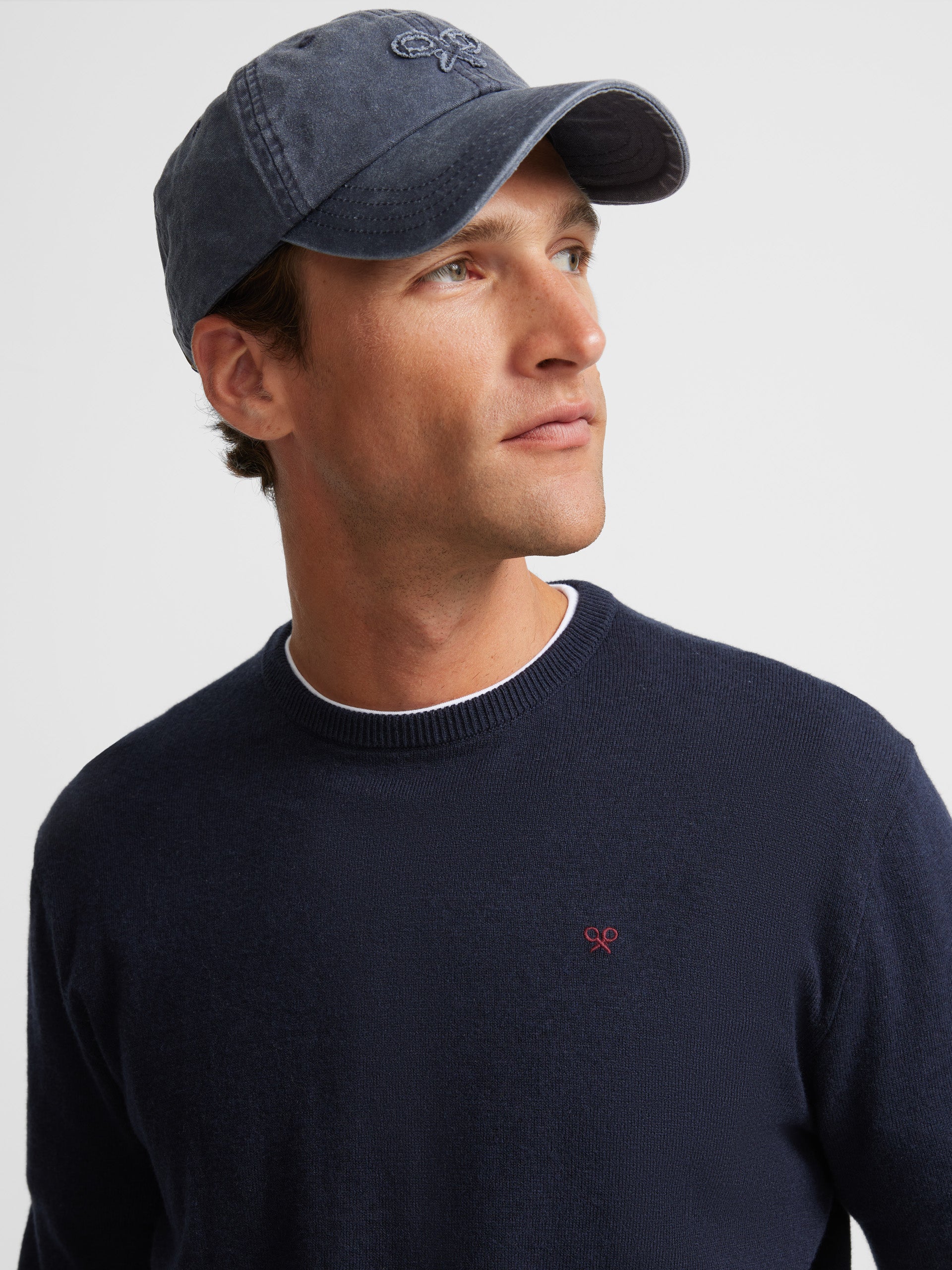 Plain round neck sweater in navy blue