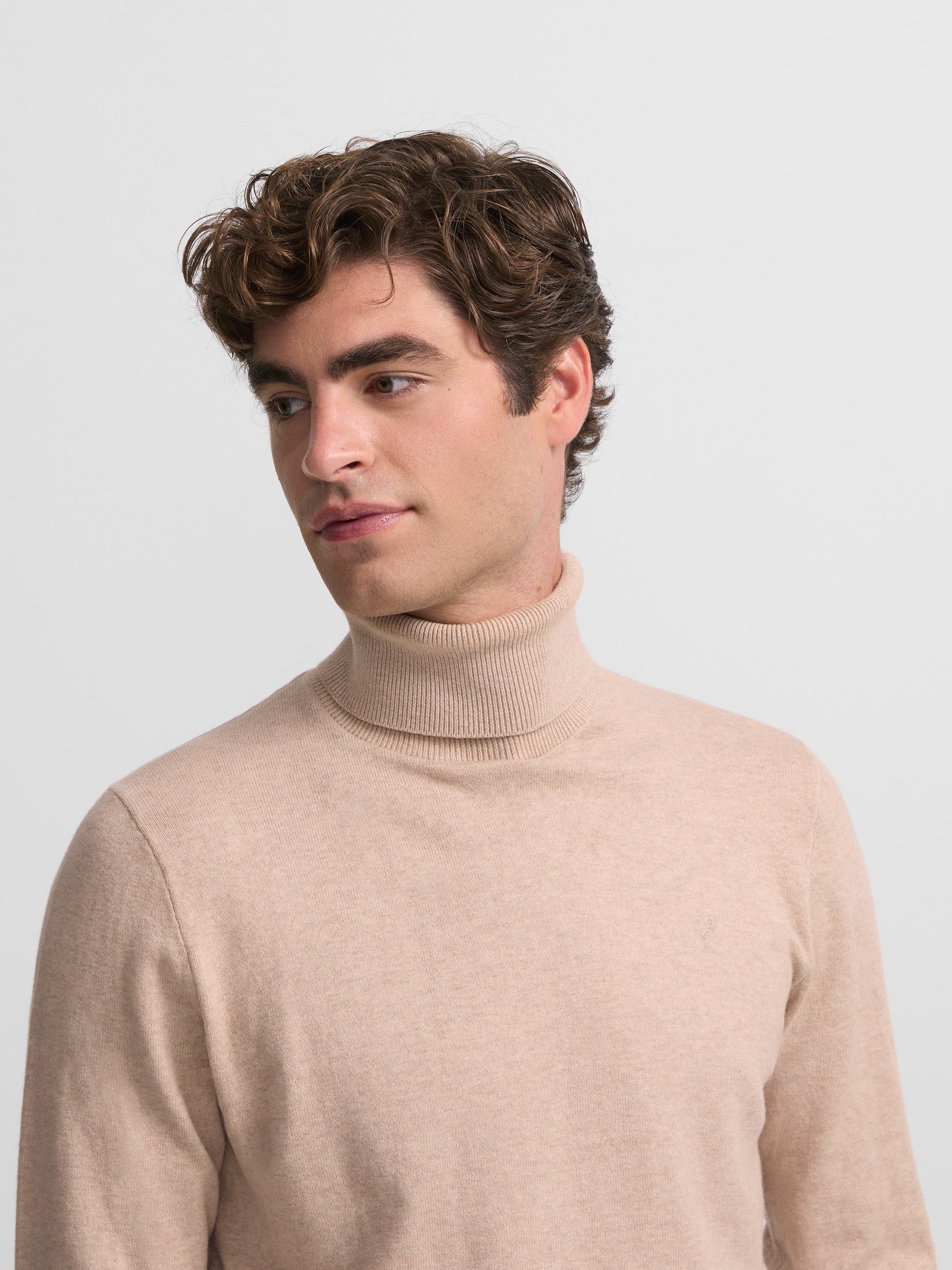 Jersey liso cuello vuelto beige