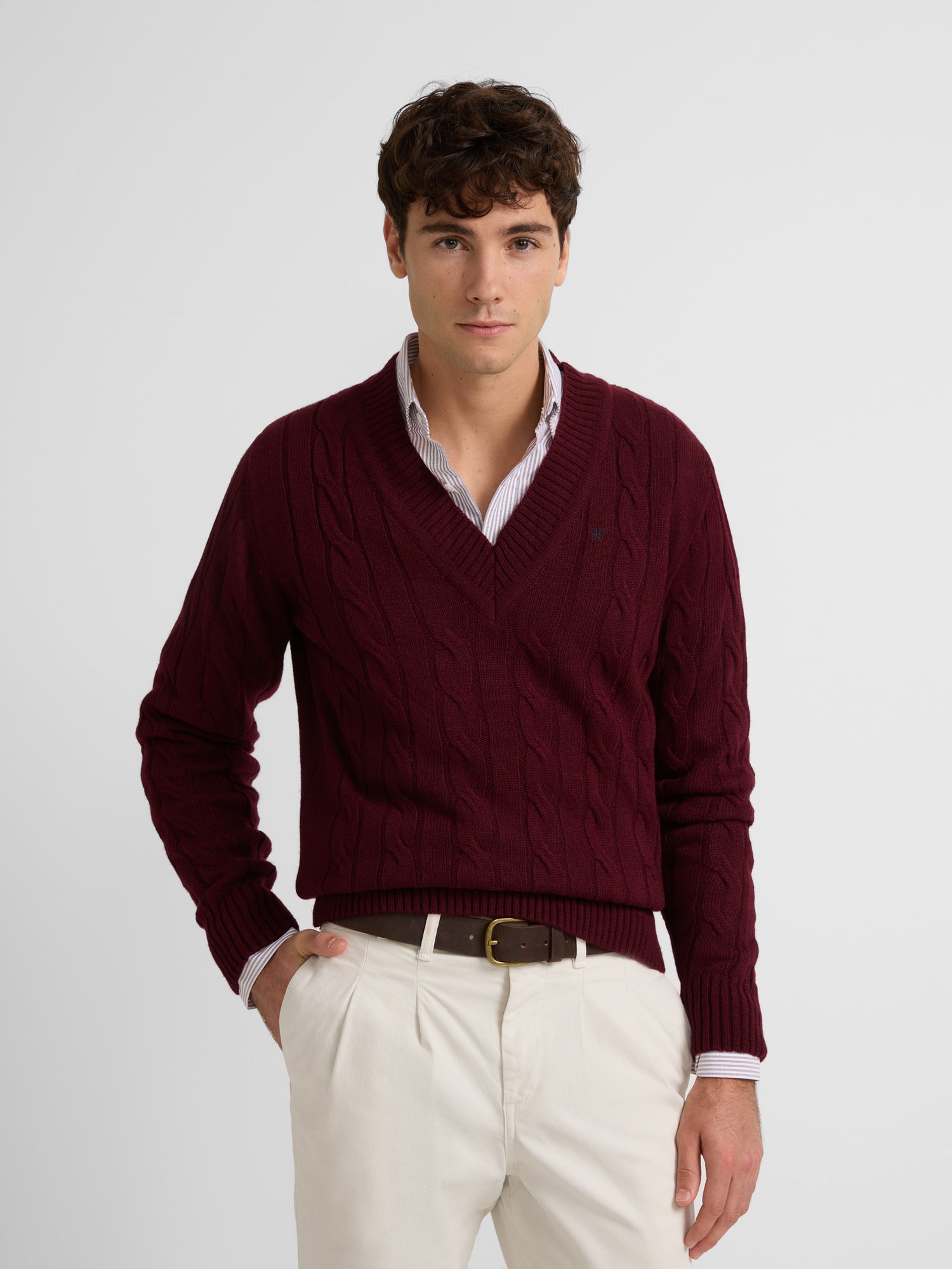 Pull col V College avec huit bordeaux