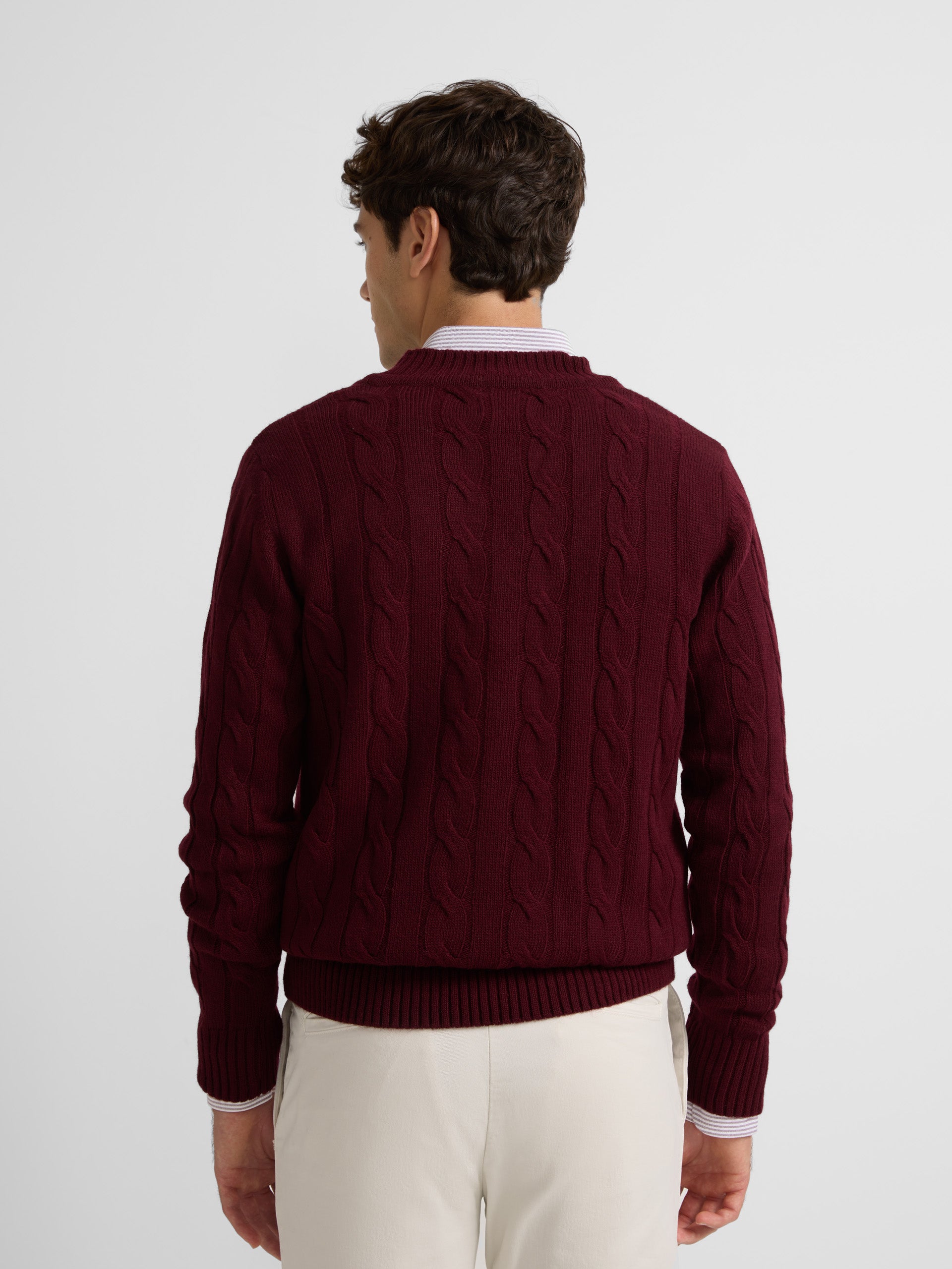 Pull col V College avec huit bordeaux