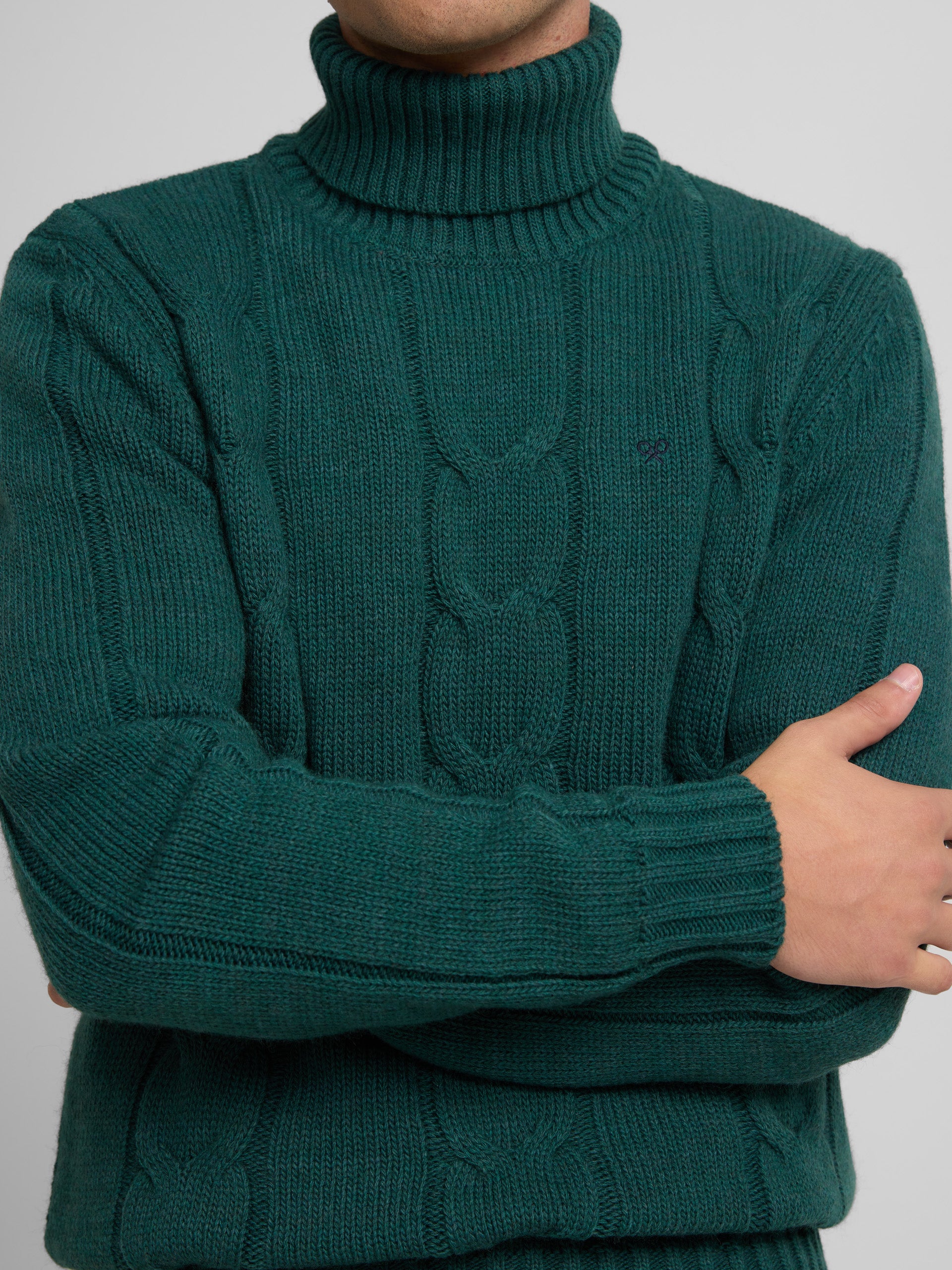 Green turtleneck sweater with eights