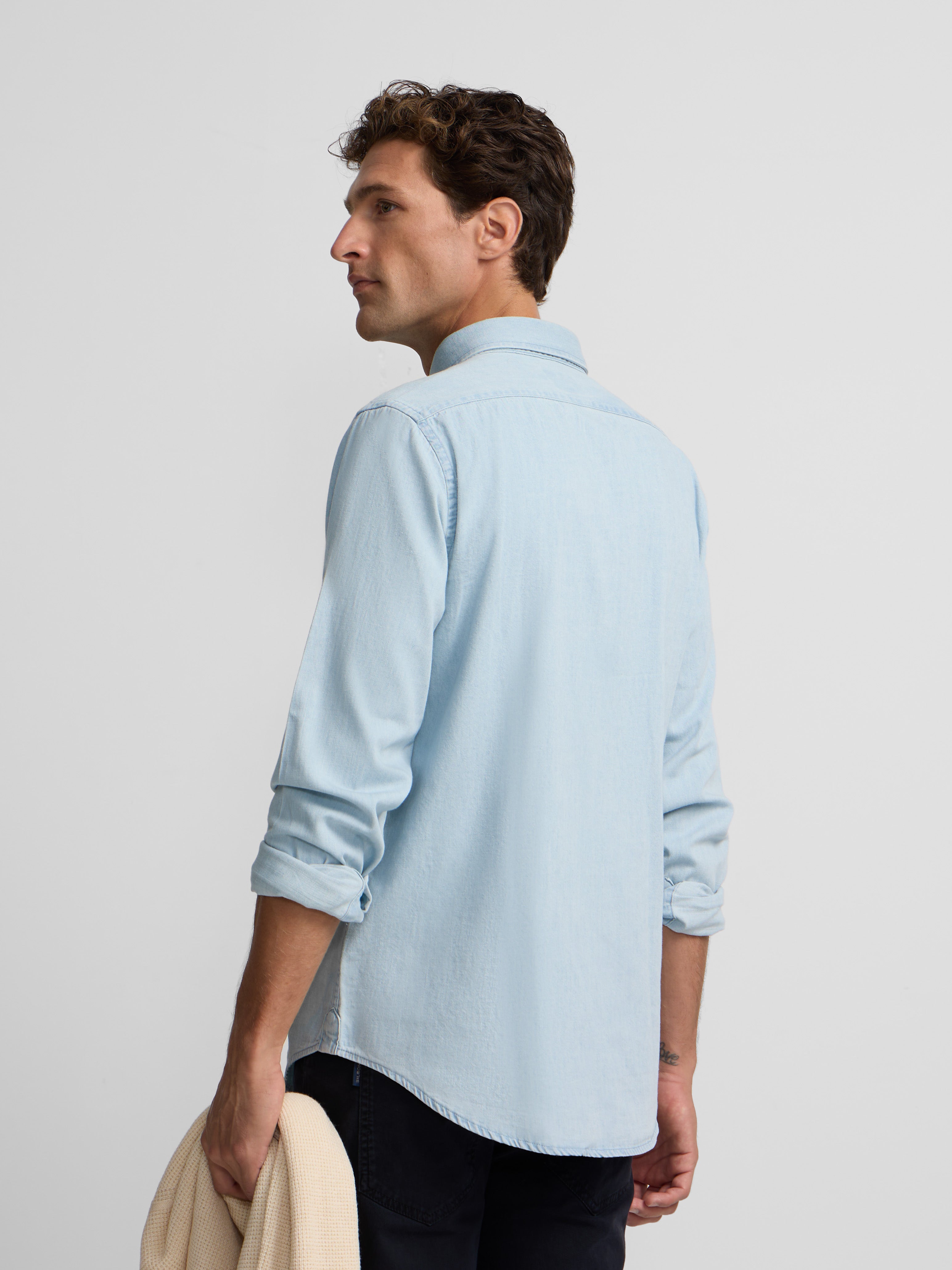 Chemise sport en jean bleu clair coupe classique