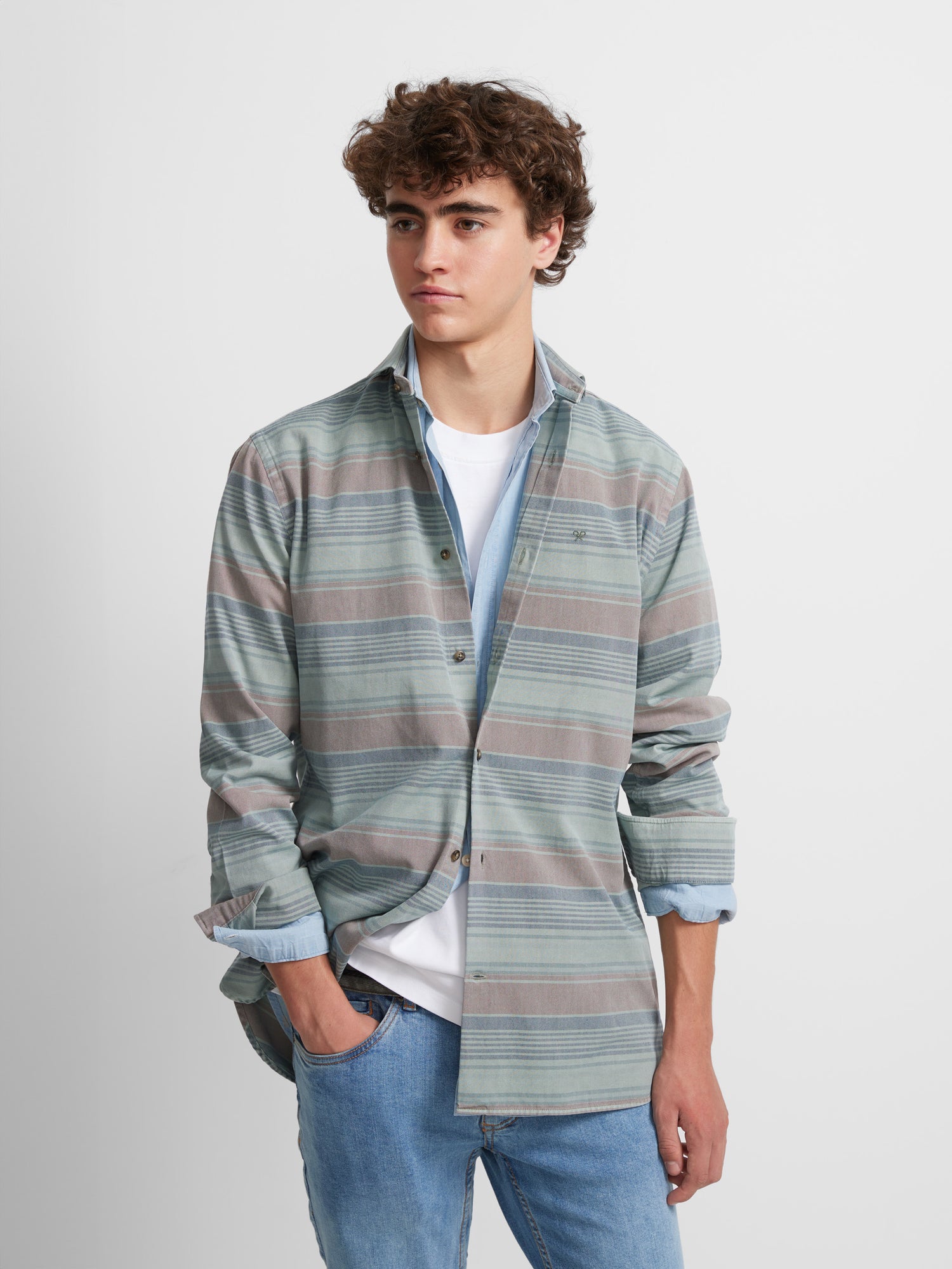 Sport shirt with horizontal stripes and green jeans