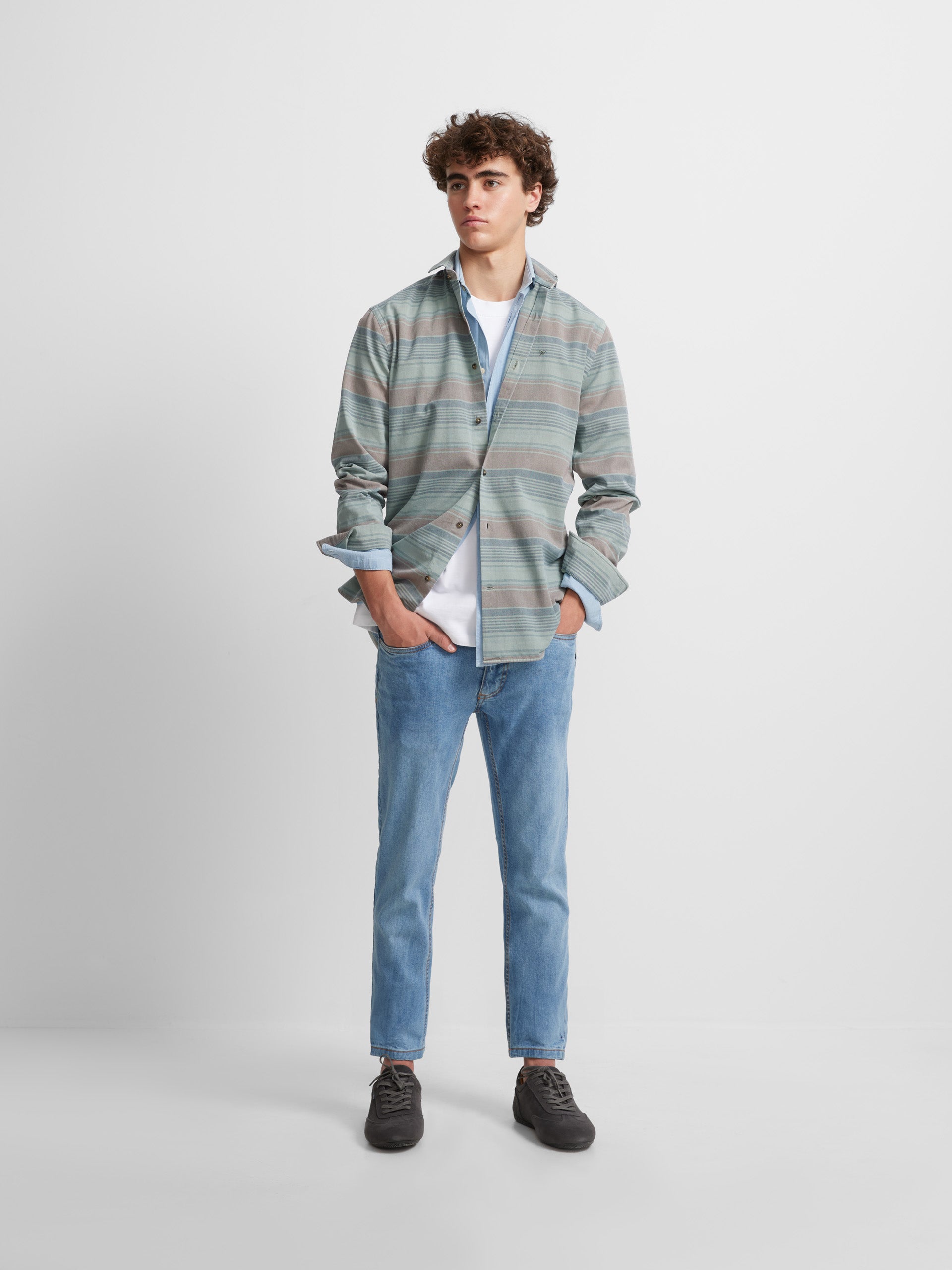 Sport shirt with horizontal stripes and green jeans