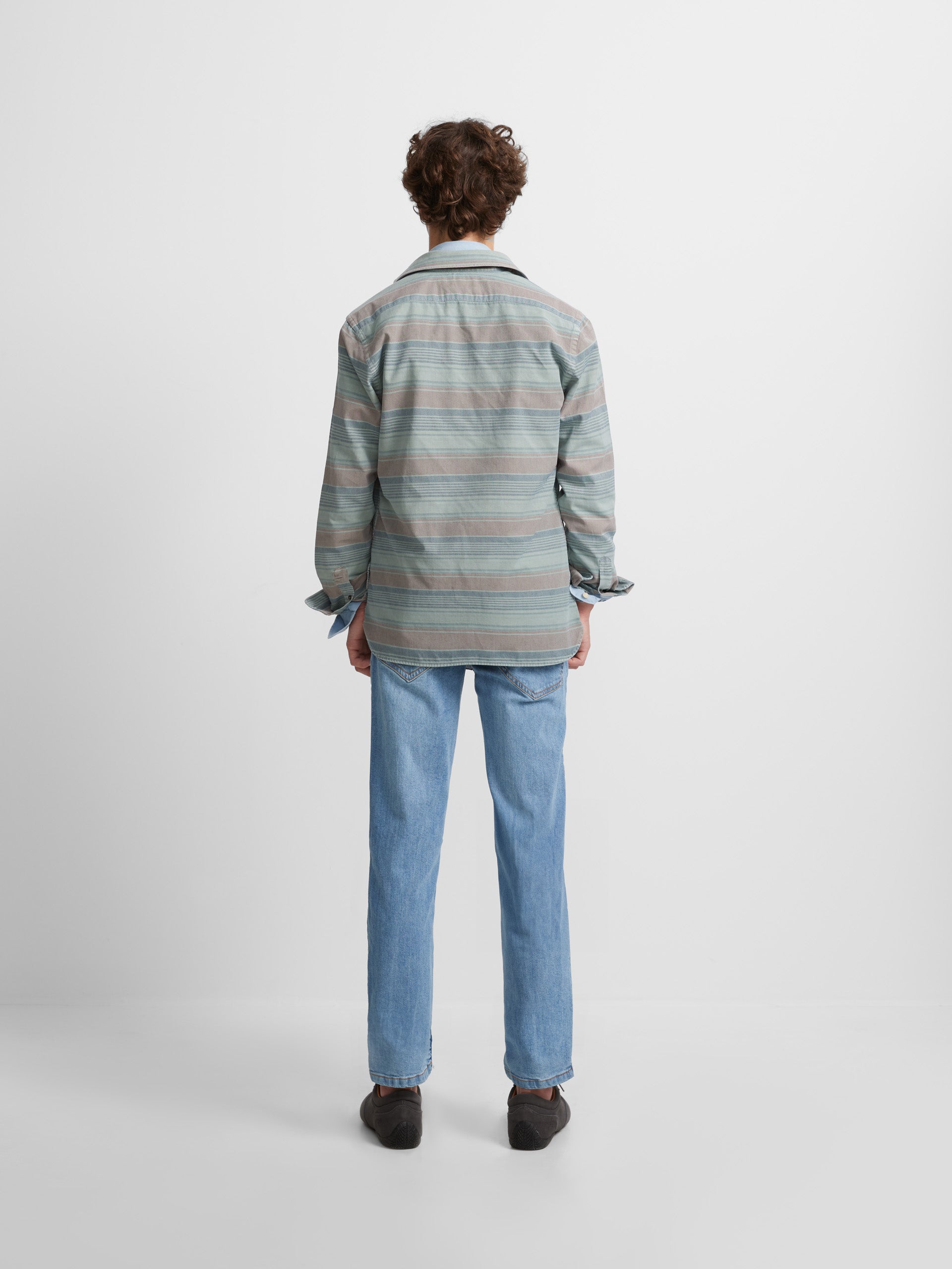 Sport shirt with horizontal stripes and green jeans