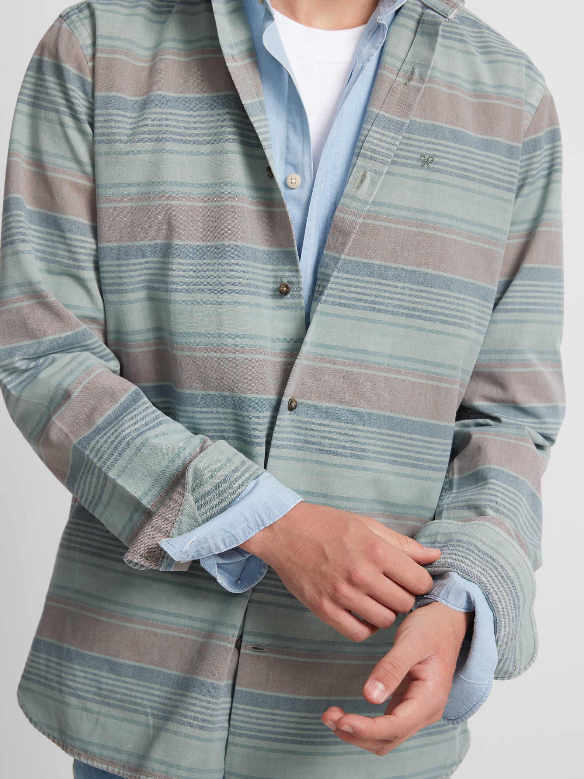 Sport shirt with horizontal stripes and green jeans