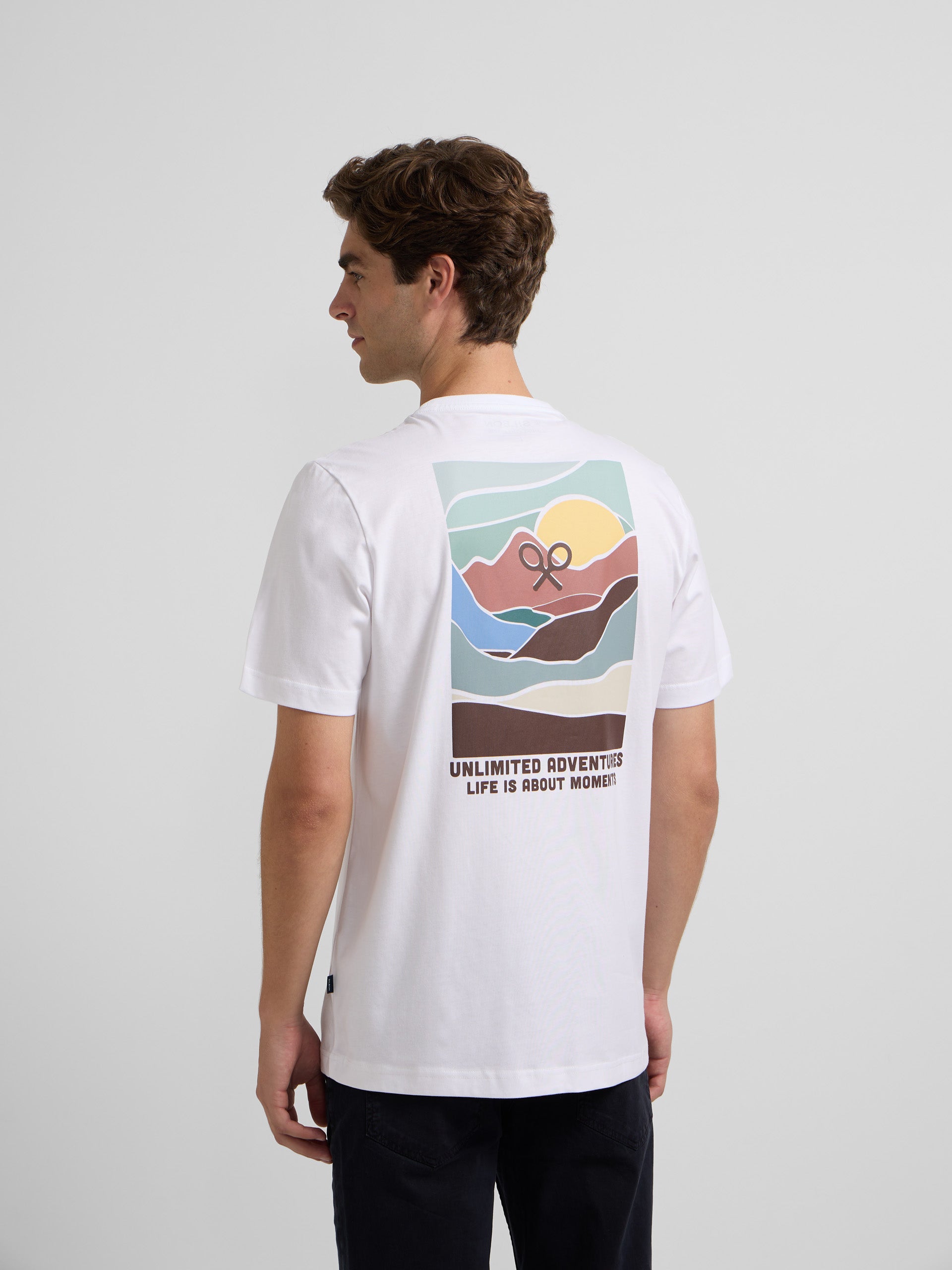 Camiseta unlimited adventures blanca