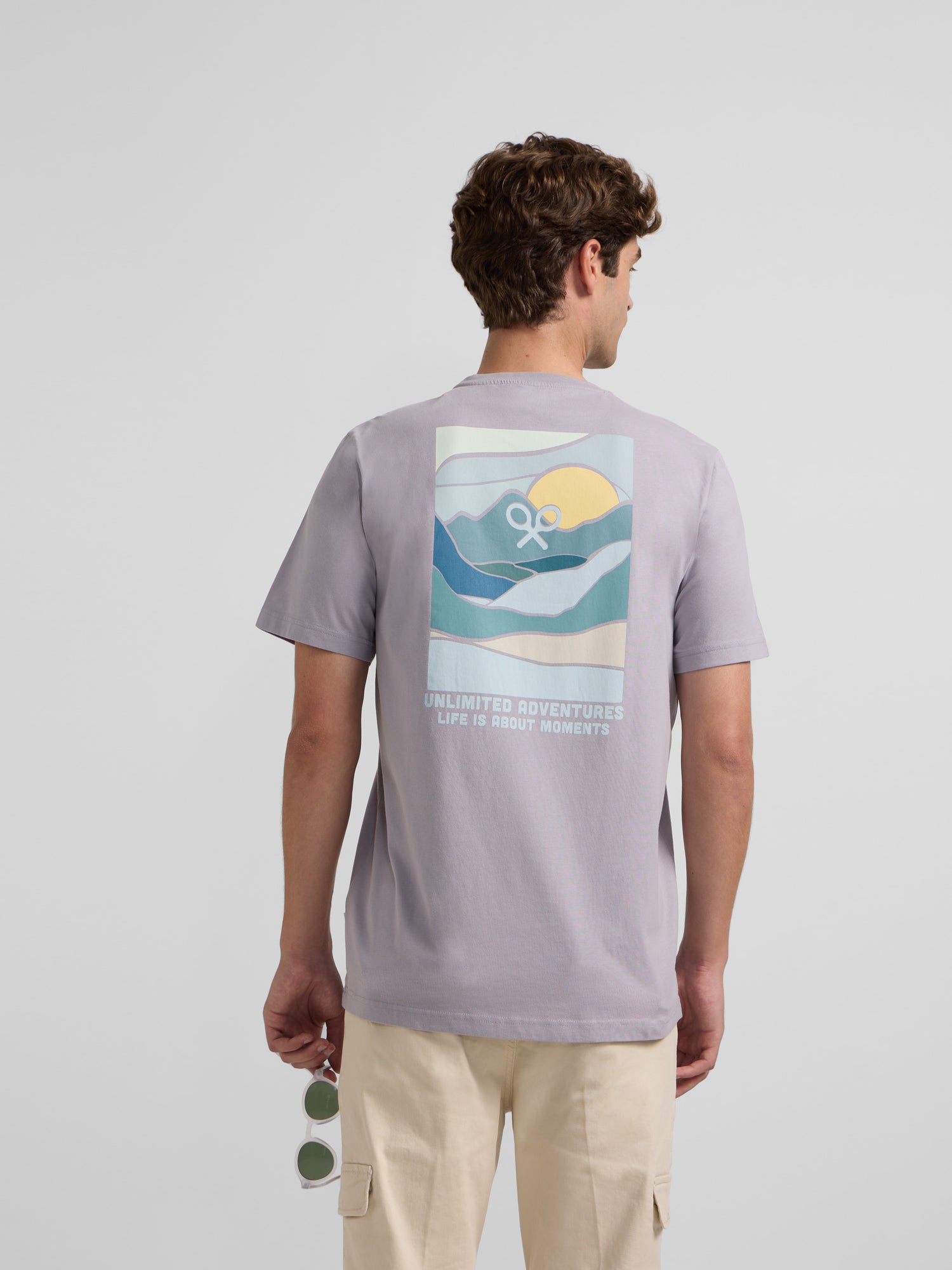 Camiseta unlimited adventures gris