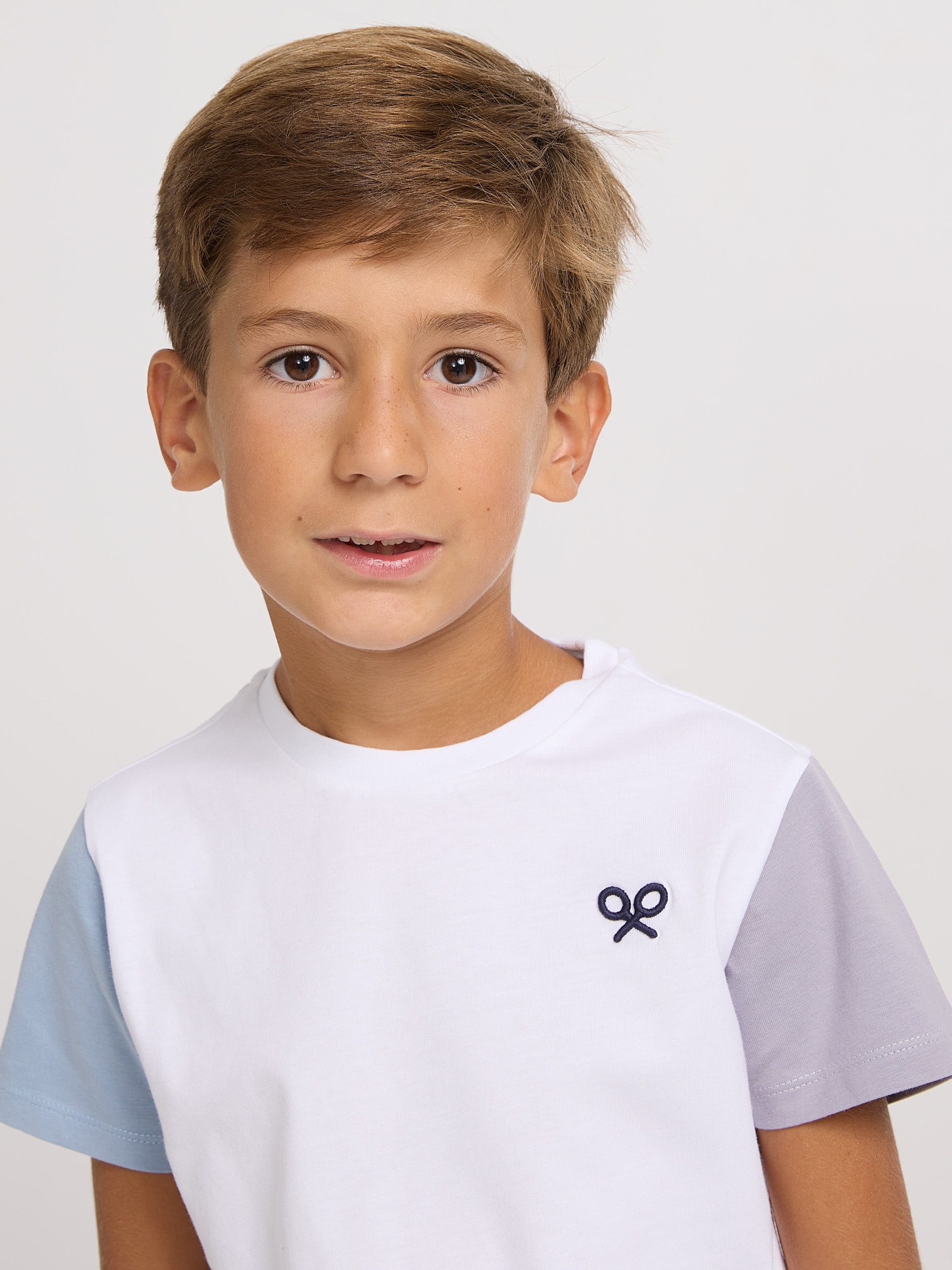 Kids T-shirt with colorful white sleeves