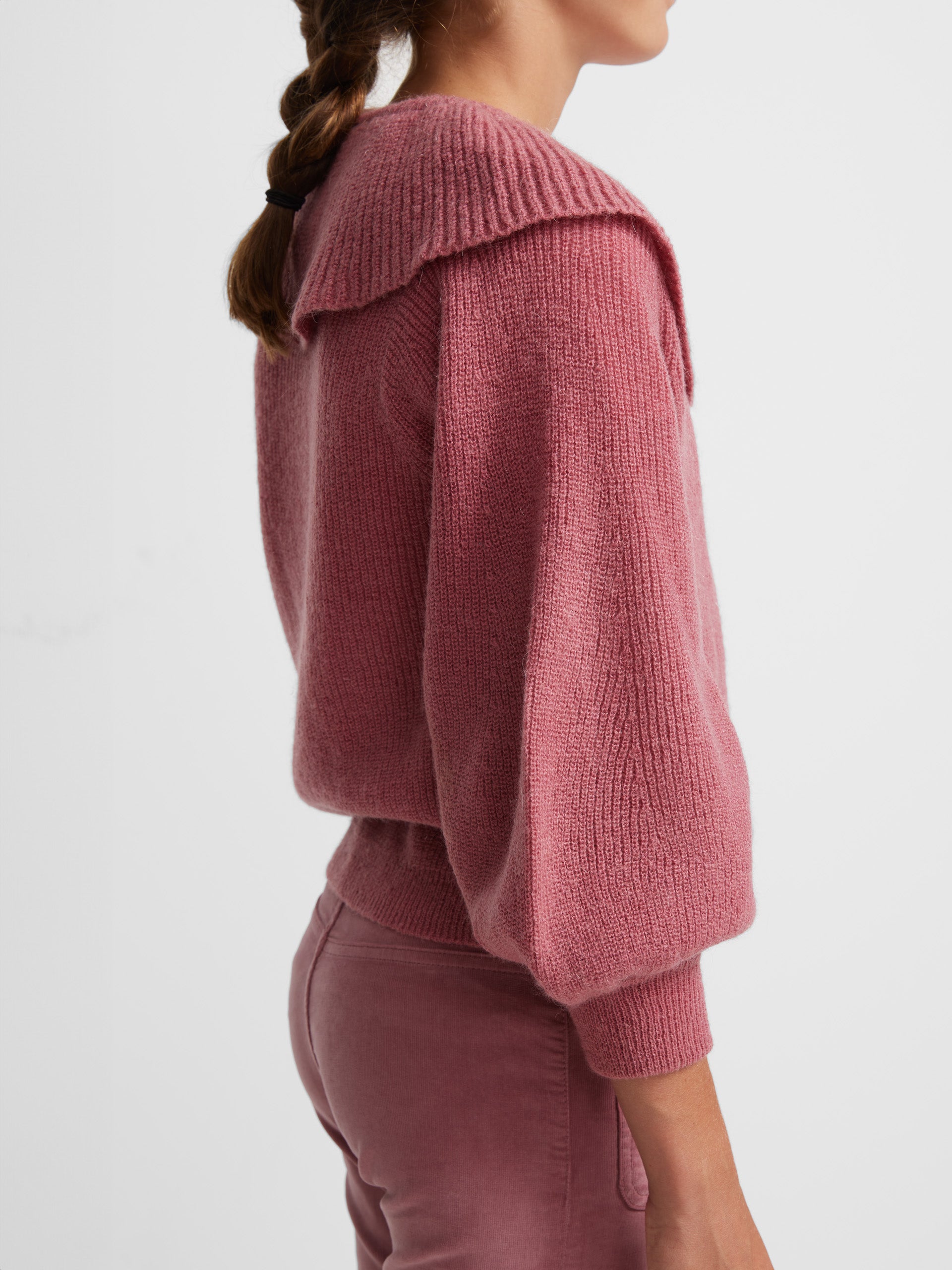 Pull fille rose en maille col volanté