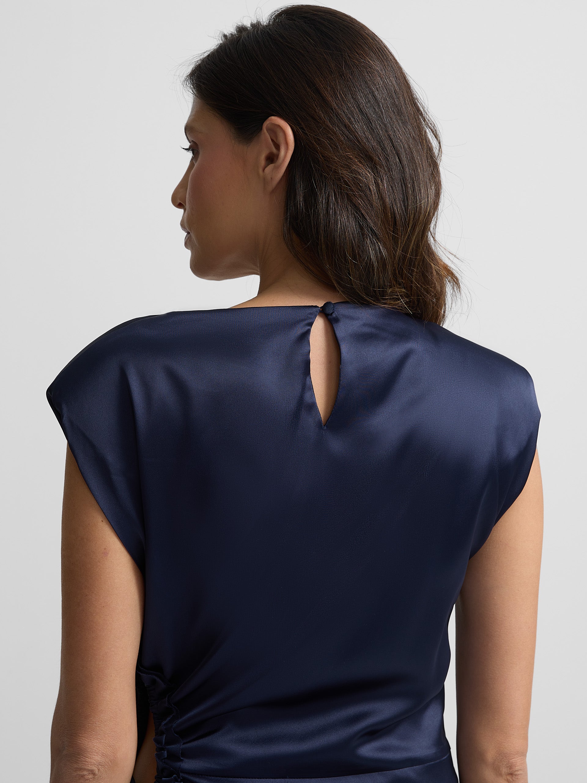 Robe ouverture en satin marine