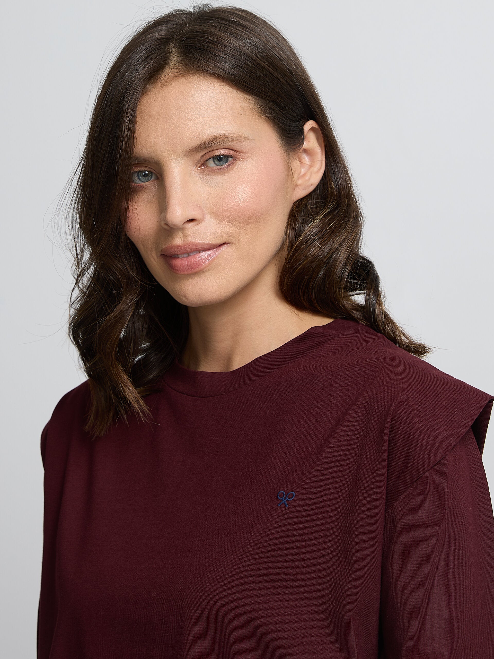 Woman's t-shirt with maroon shoulder pads