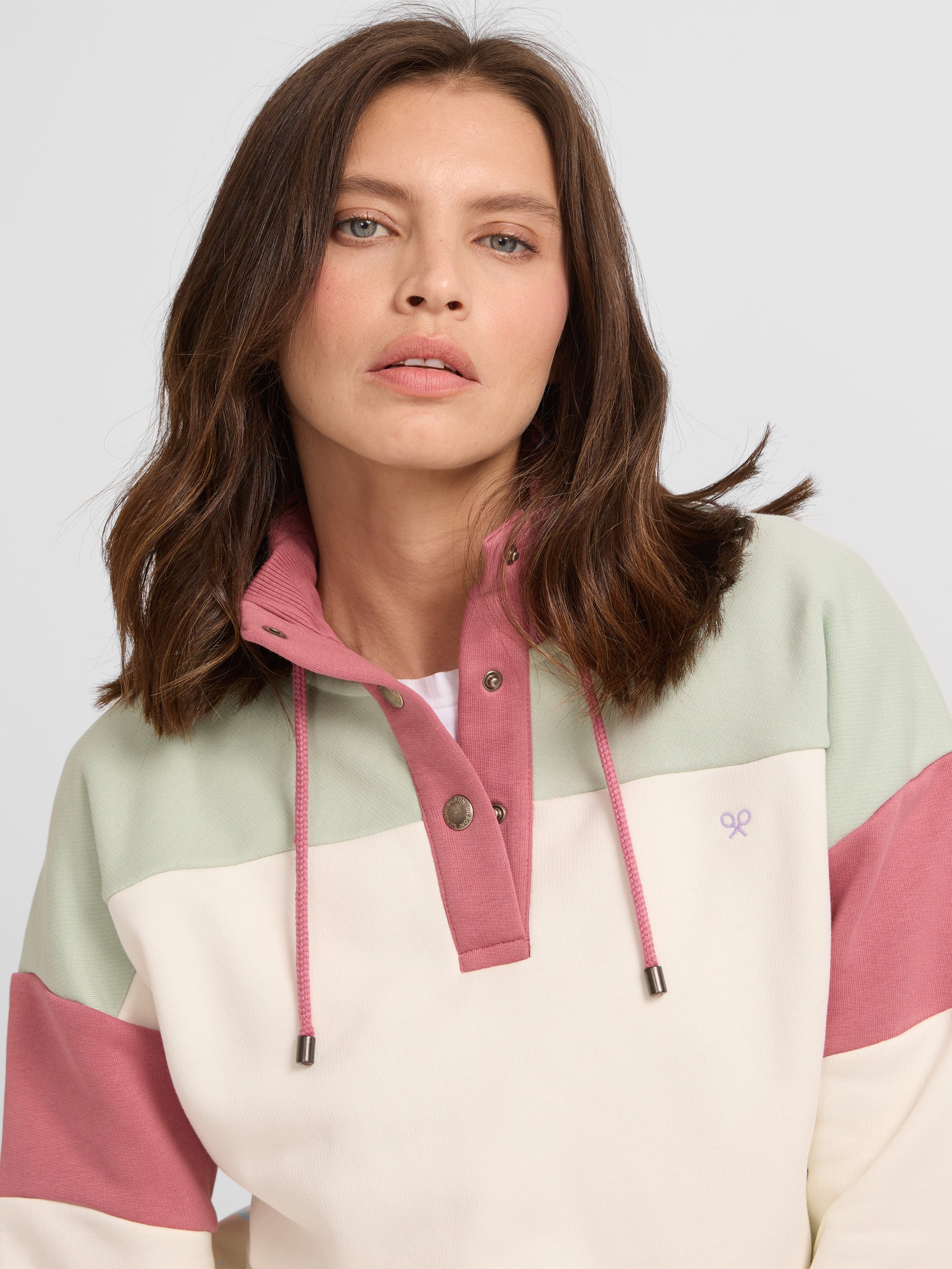 Women's tricolor sweatshirt with raw button collar