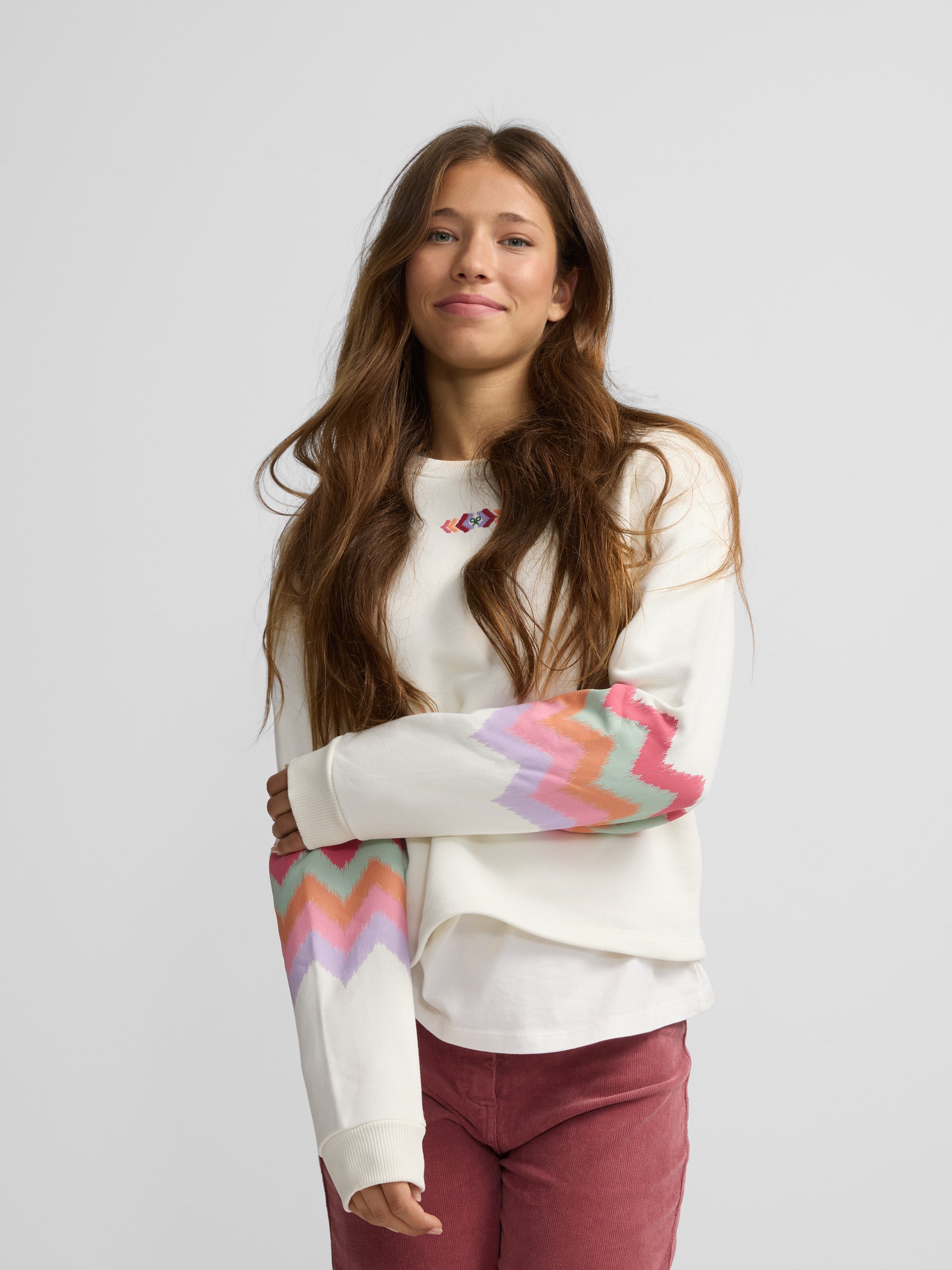 Women's sweatshirt with rose print sleeves