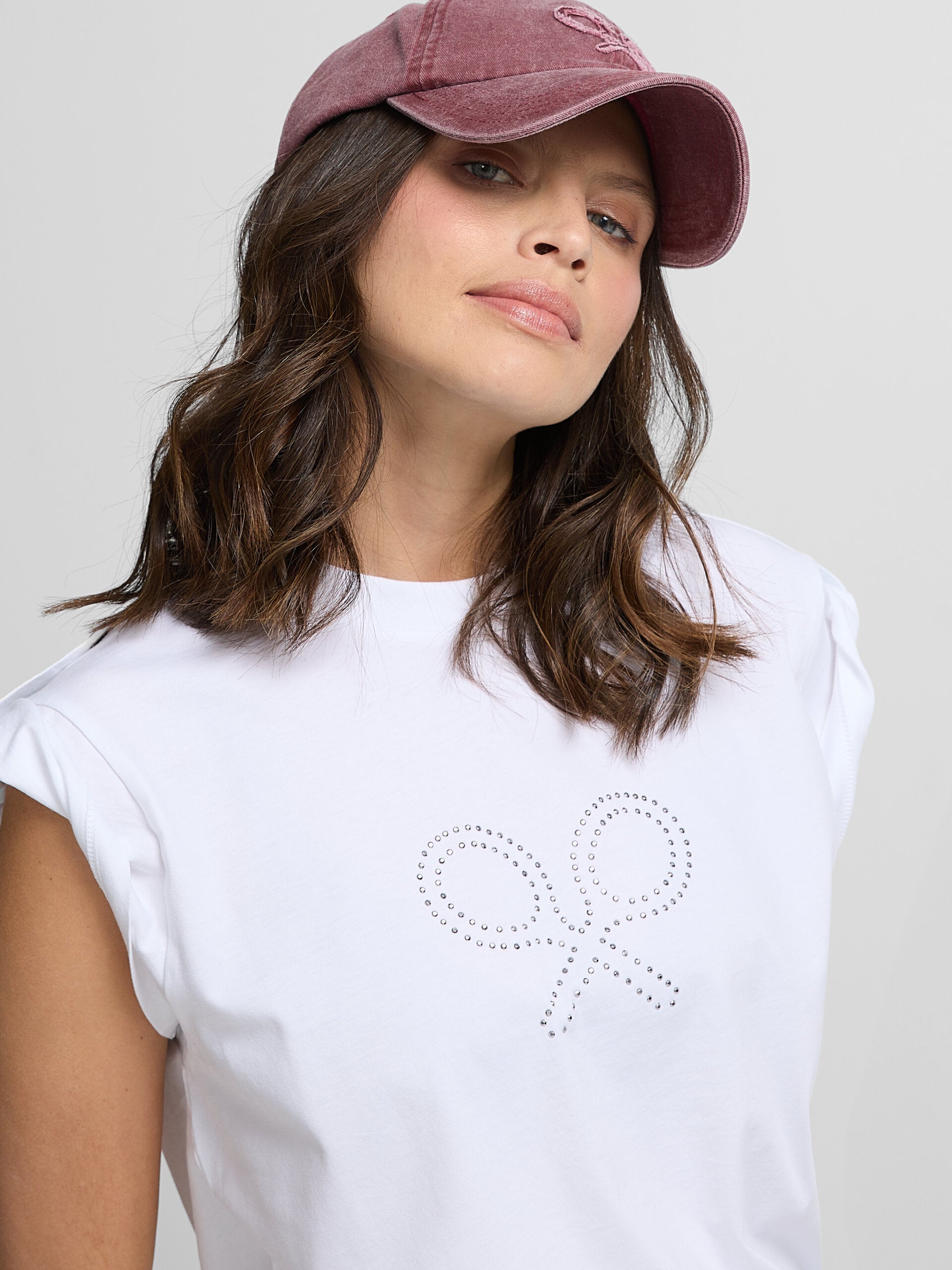 Women's roll out sleeve t-shirt with white appliqués