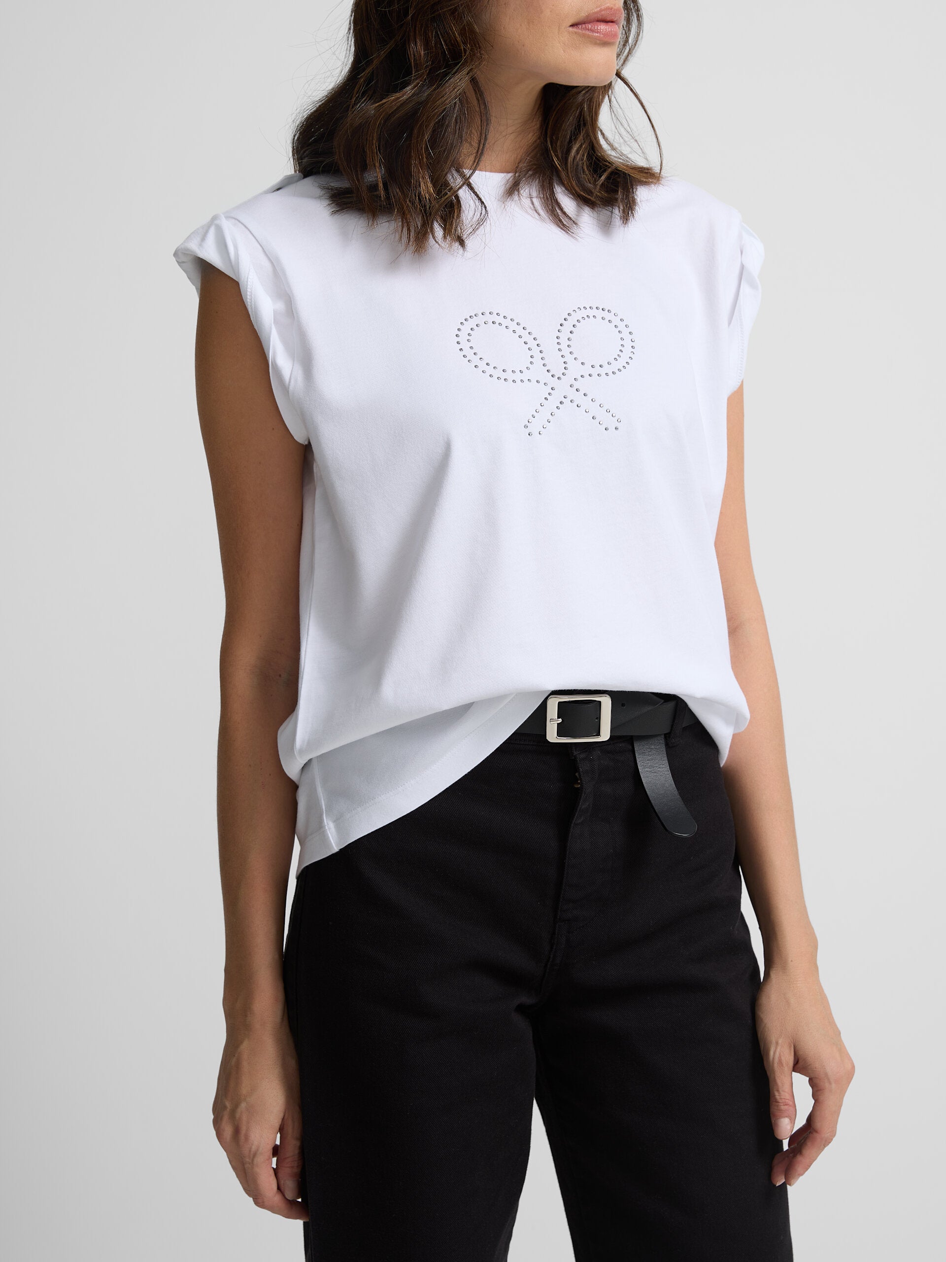 Women's roll out sleeve t-shirt with white appliqués