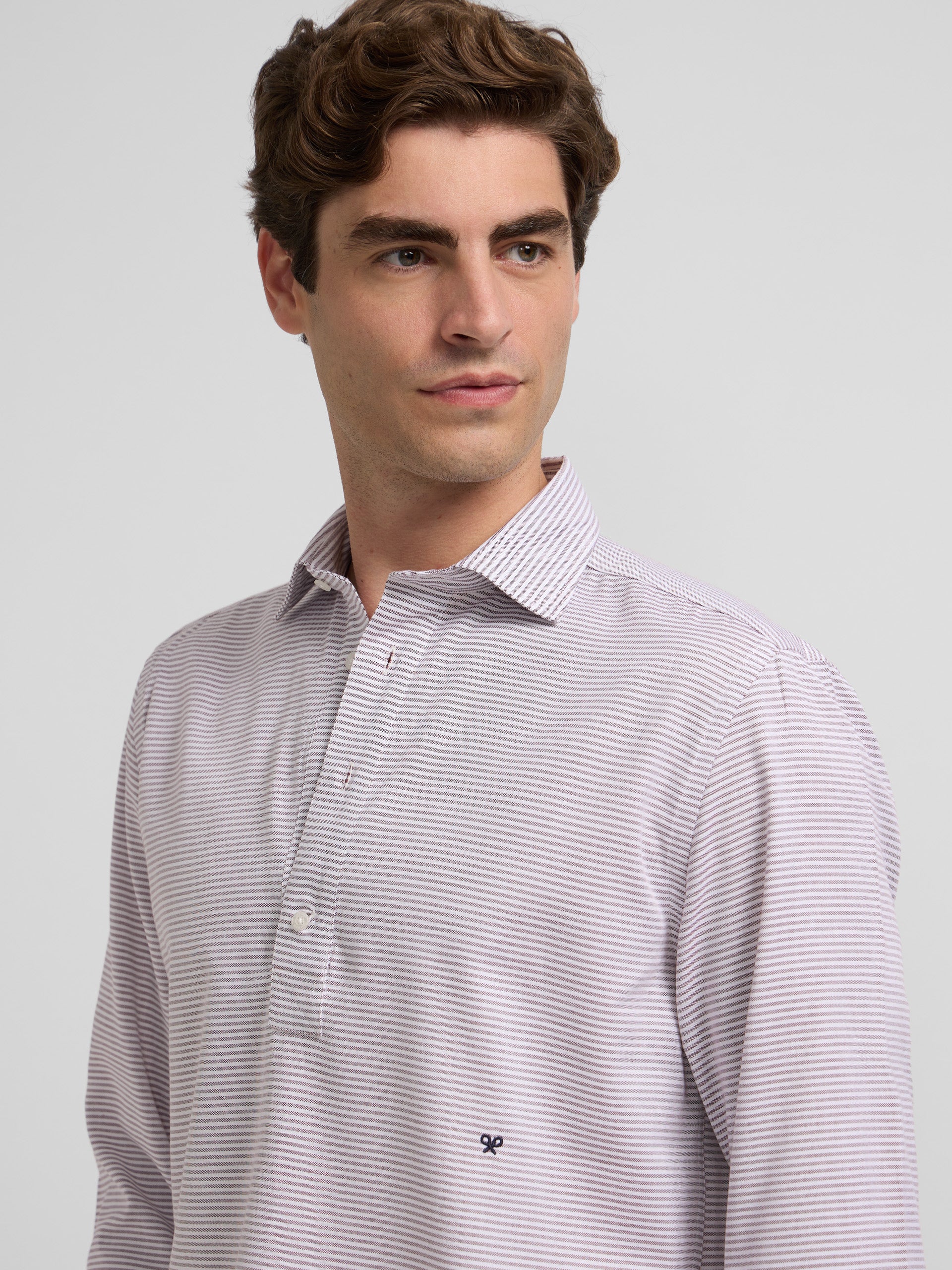 Polera sport oxford raya horizontal burdeos