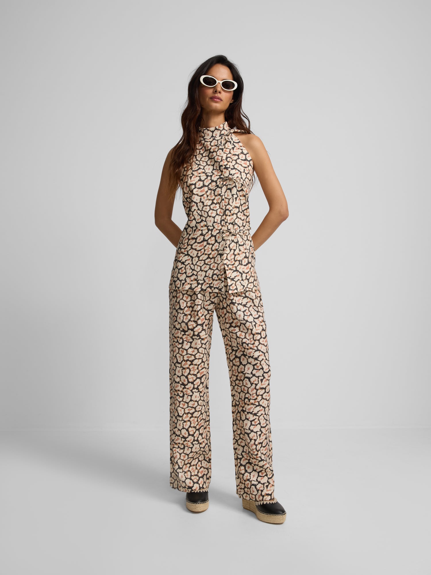 Pantalon lino pinzas estampado animal print marrones