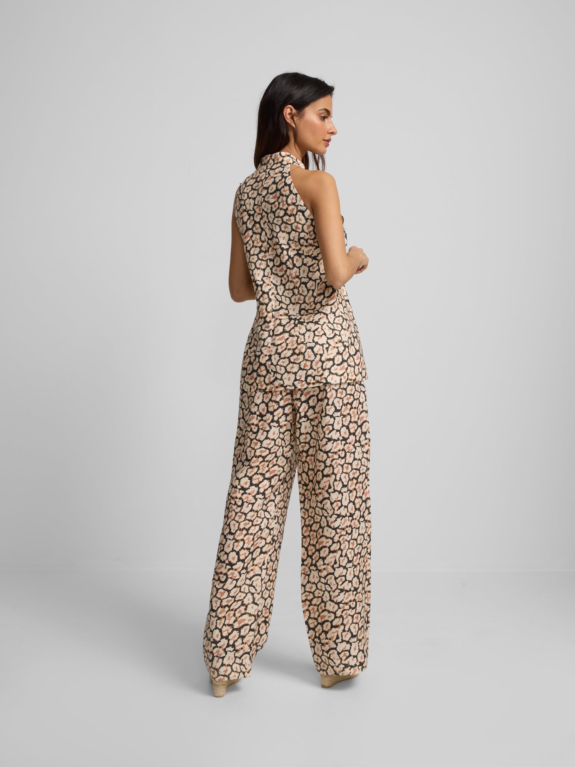 Pantalon lino pinzas estampado animal print marrones