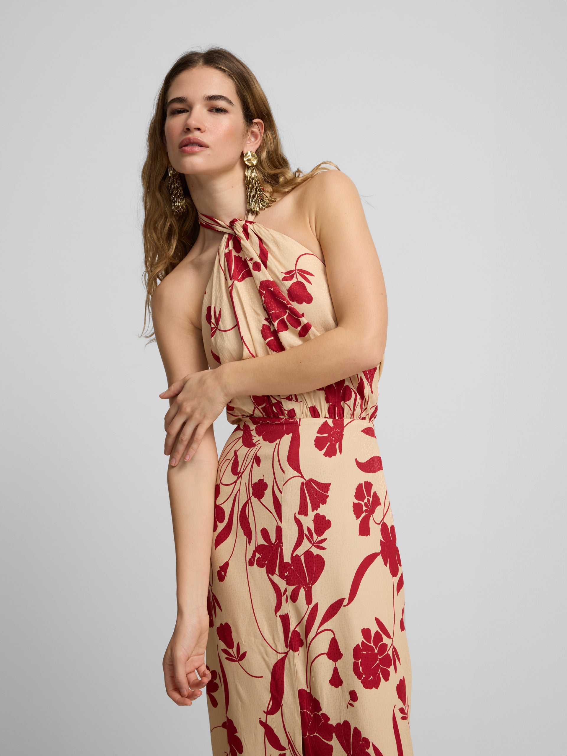 Vestido cuello halter estampado flores rojas