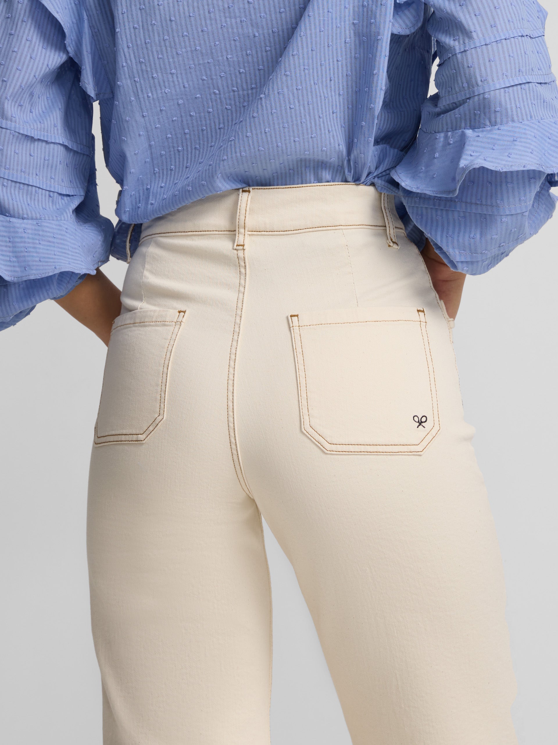 Pantalon flare detalle hebilla denim