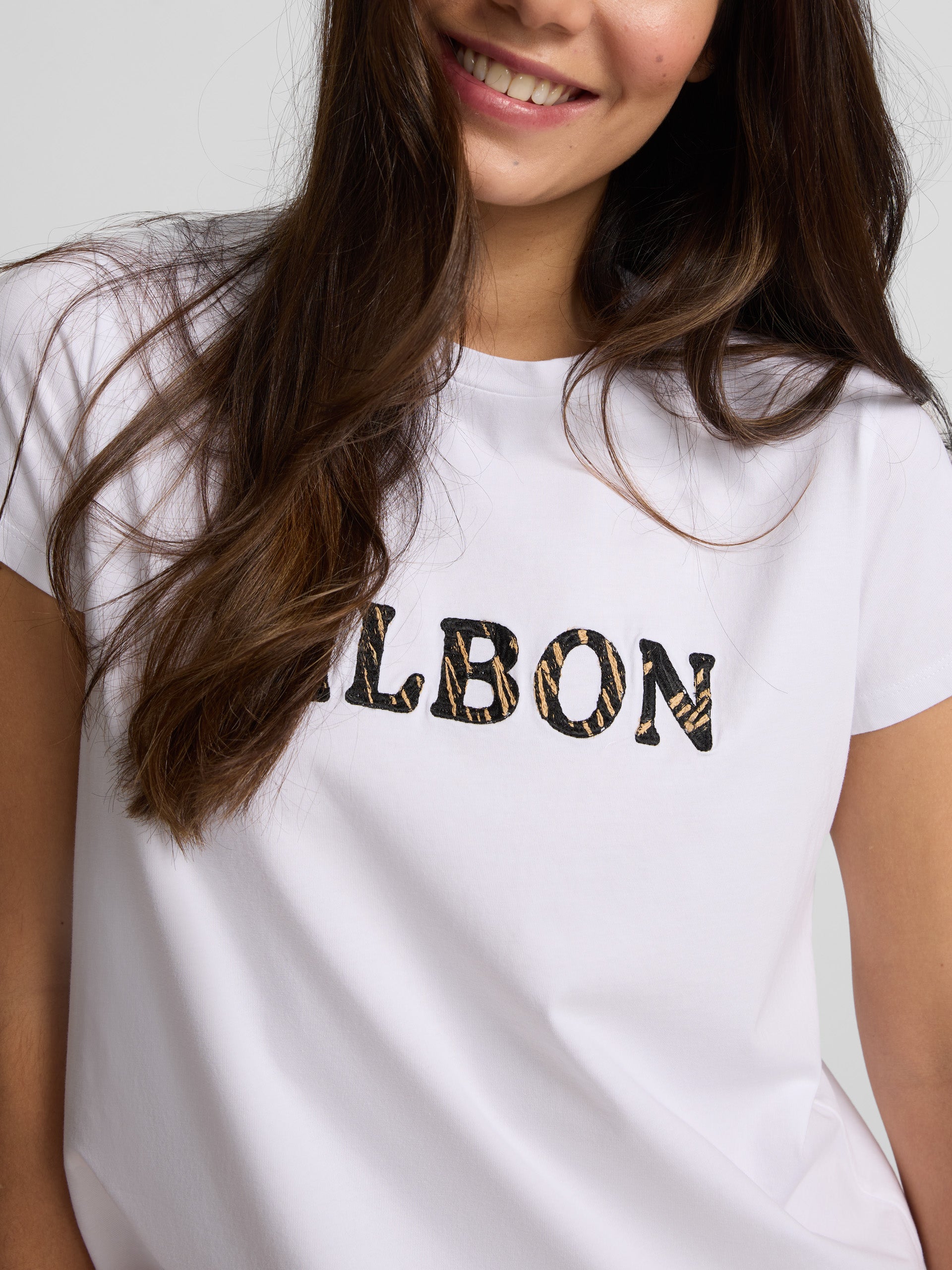 Camiseta woman bordado silbon rafia blanca