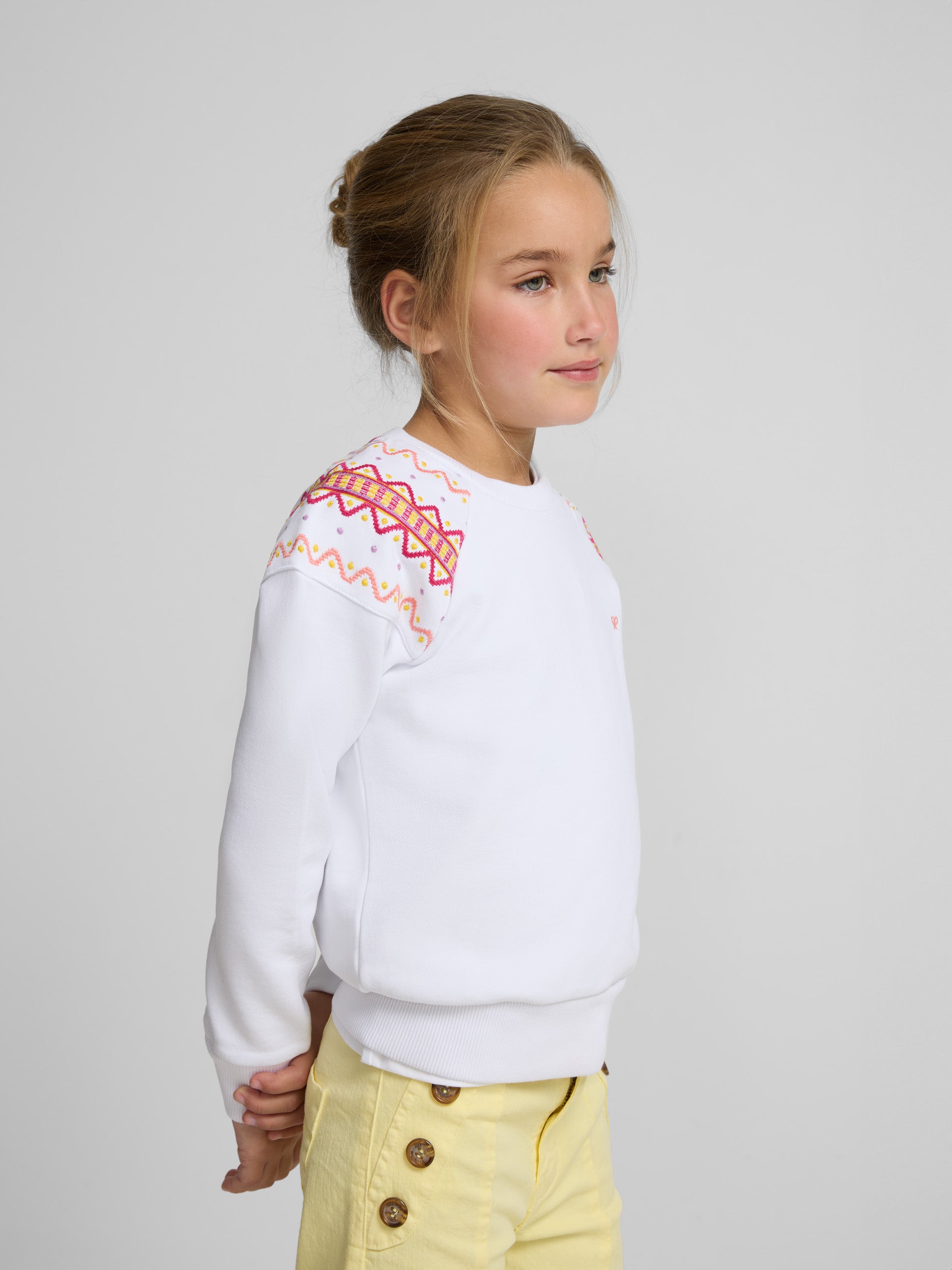 Sudadera girl silbon bordado hombros blanca