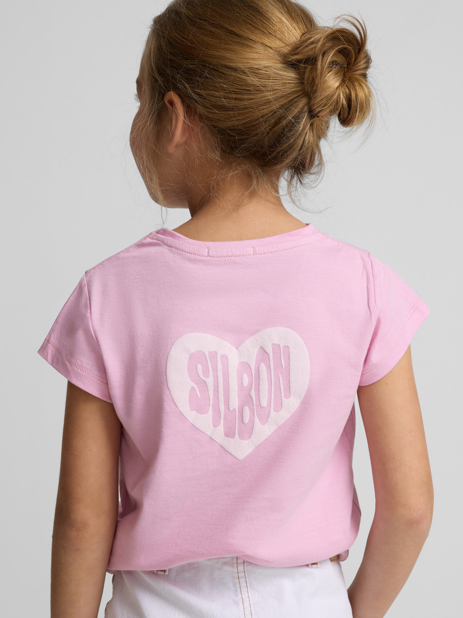 Girl's T-shirt with a light pink heart whistle