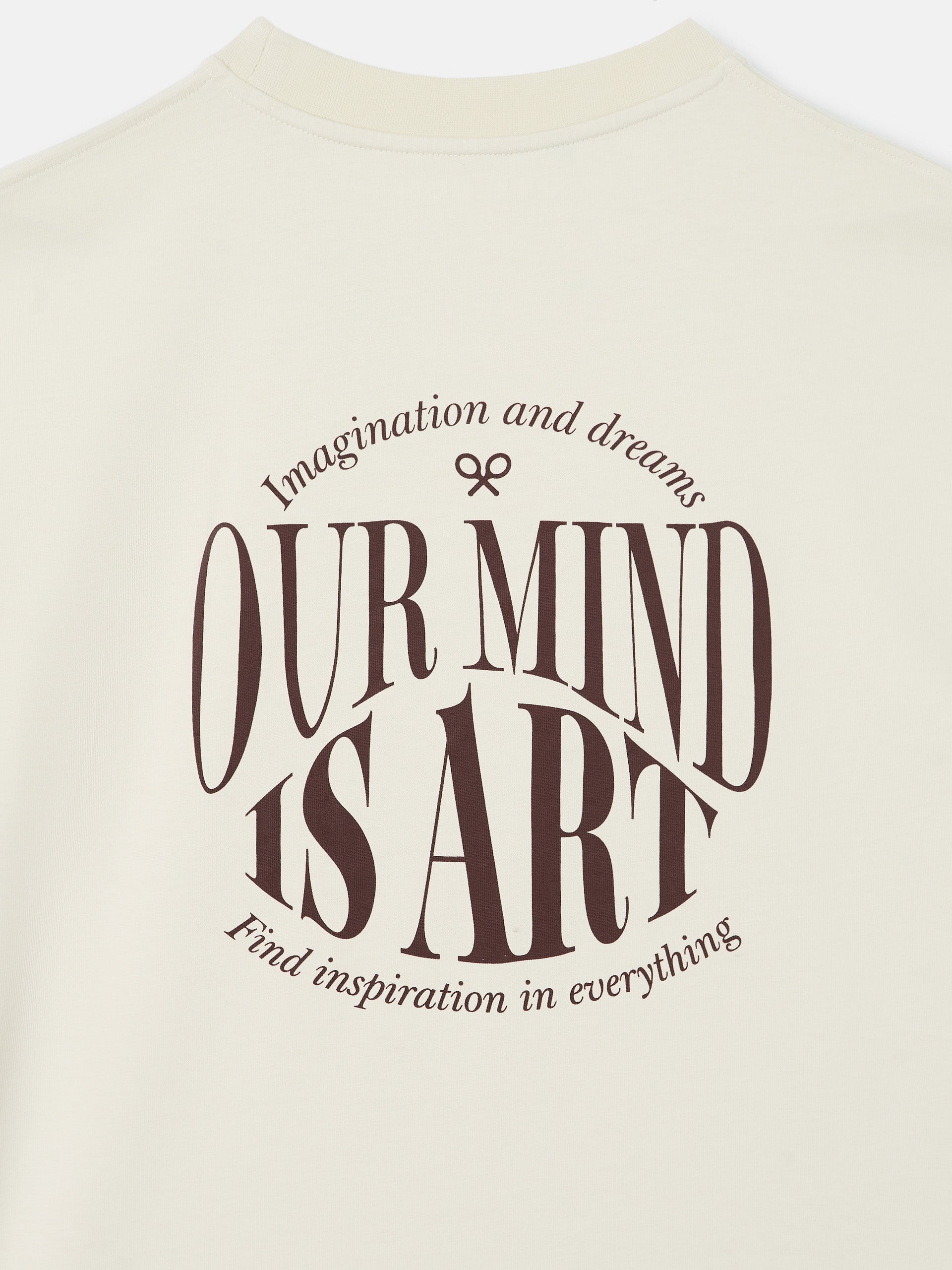 Camiseta special fit our mind is art crema