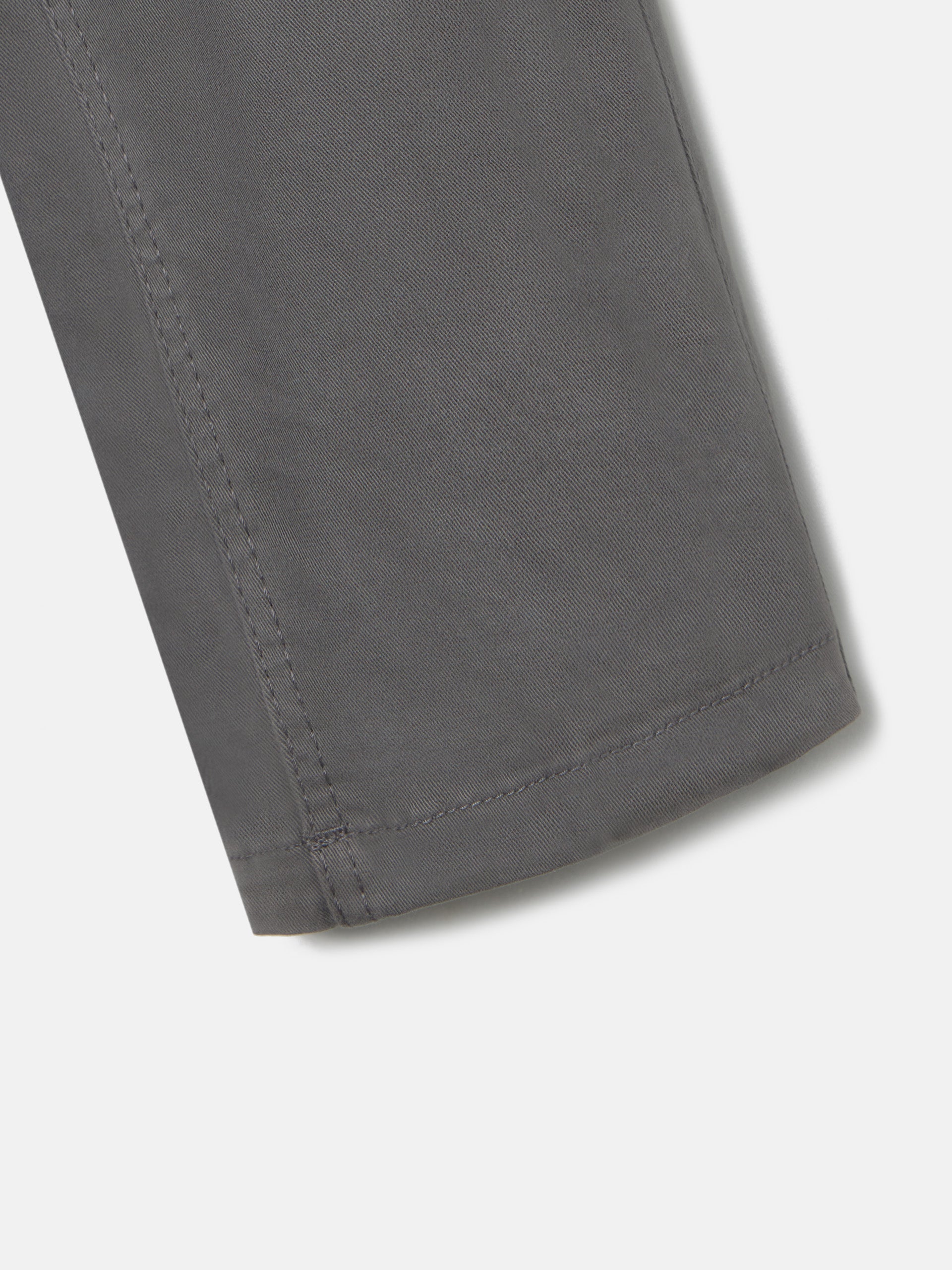 Pantalon sport cargo minimal gris oscuro